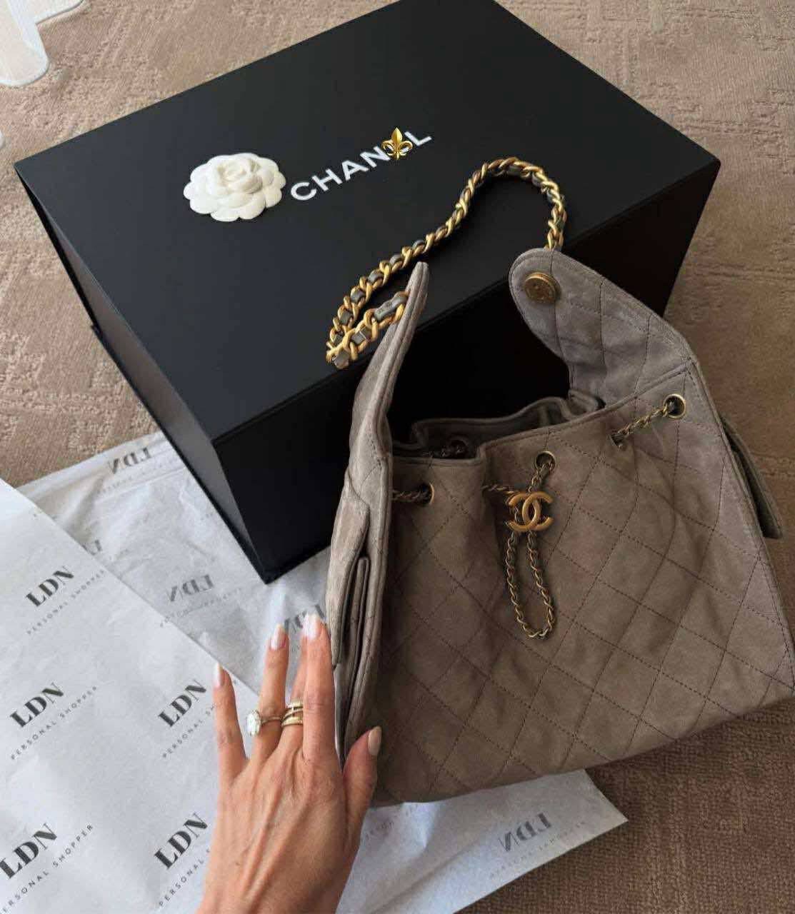 CHANEL 25 Small Suede Handbag กระเป๋าสะพายทรงโฮโบ ใหม่ล่าสุดงานหนังกลับ สวยหรูดูแพง รุ่นขายดีปังสุด รูปทรงใช้งานได้จริง จุของได้ ถือเก๋ๆ เอวี่เดย์ลุค