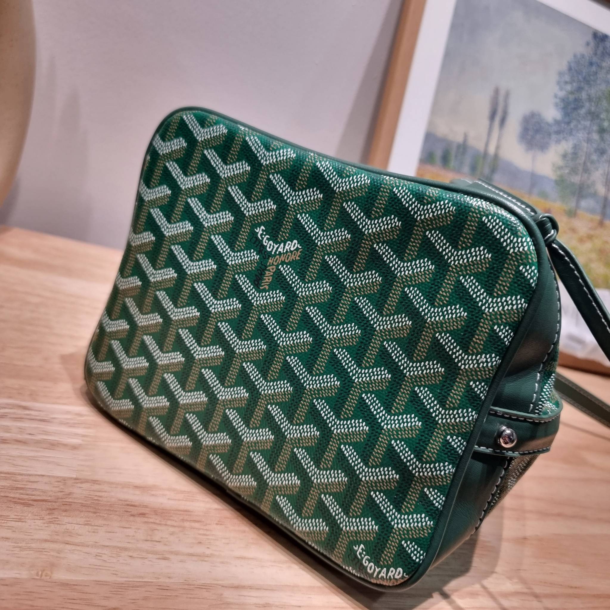 GOYARD PETITE FLOT BUCKET BAG กระเป๋าสะพายทรงบัคเก็ต ที่ดีไซน์สะดวกต่อชีวิตมาก รูปทรงคลาสสิค ดีไซน์เป็นเอกลักษณ์ สดใสทุกสี ดูผู้ดีในตัว วัสดุหนังแคนวาสพิมพ์ลายสวยคม ปากกระเป๋ารูดเปิด-ปิดได้ตามชอบ ภายในเป็นช่องโล่ง ใส่กระเป๋าสตางค์ มือถือ ได้ครบถ้วน มาพร้อ