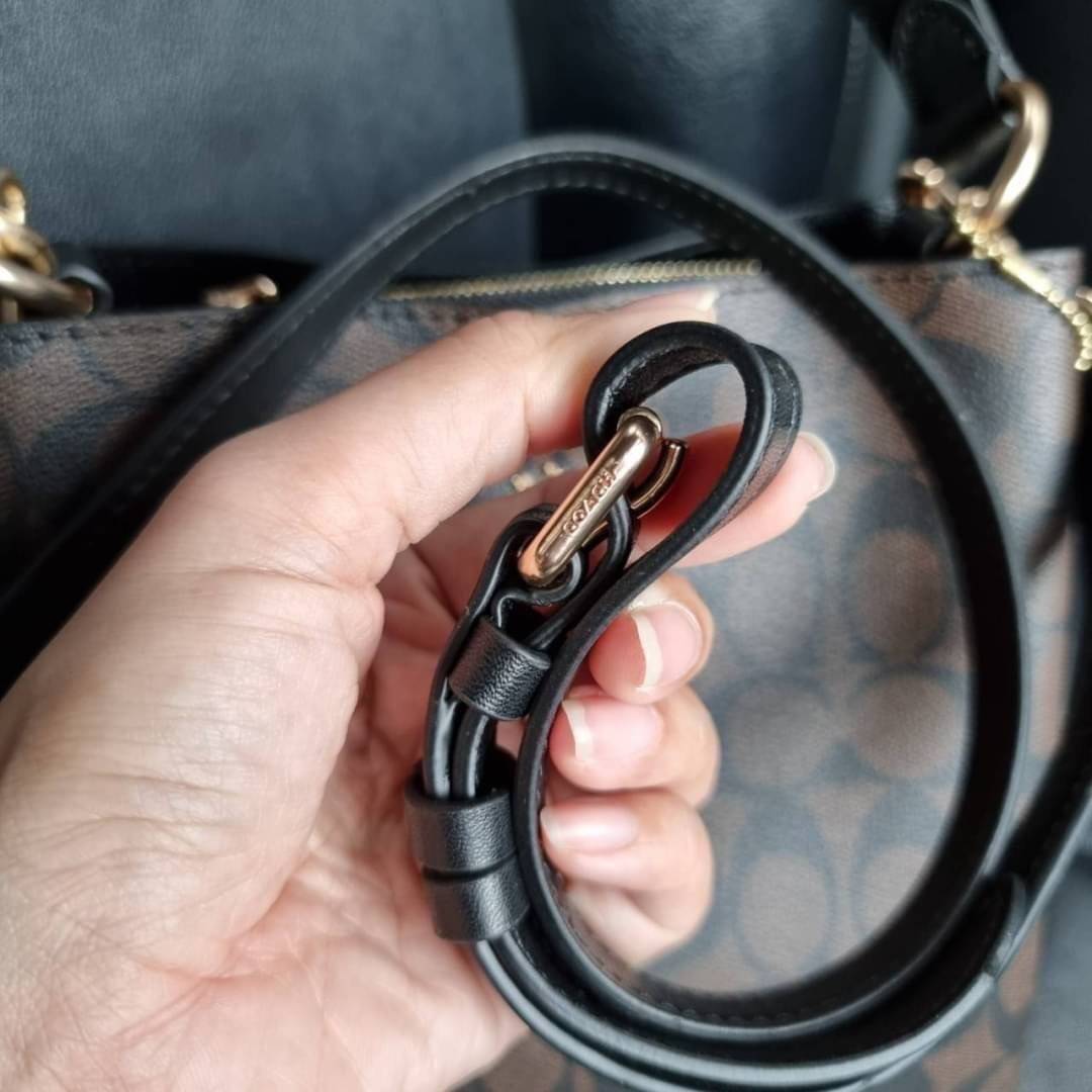 COACH 2312 SMALL TOWN BUCKET BAG IN SIGNATURE CANVAS รุ่นยอดนิยมใบเล็กมาครบสีแล้วจ้า กระเป๋าทรงบัคเก็ต สีผู้ดี๊ผู้ดี ตัวกระเป๋าดีไซน์คลาสสิคลายซี ดูโดดเด่น วัสดุหนังแคนวาสเคลือบลาย สวยคมทุกมุมจริงๆ!! เปิด-ปิดด้วยกระดุมแม่เหล็กทั้ง 2 ฝั่ง ภายในเป็นช่องโล่ง