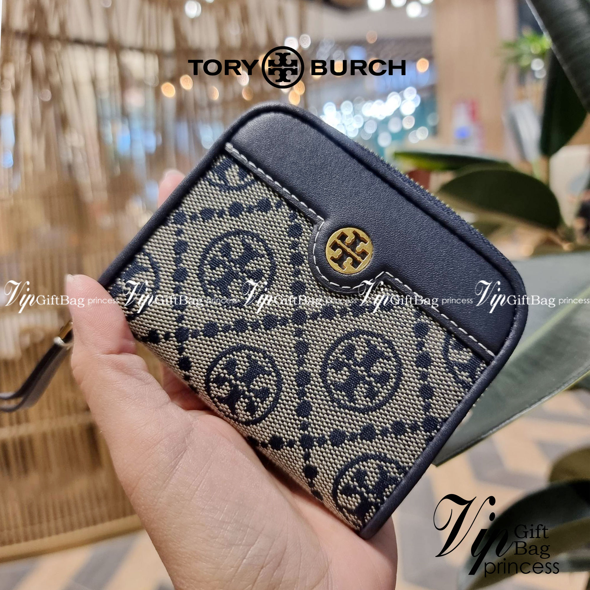 TORY BURCH T MONOGRAM ZIP COIN CASE จัดไปเลยจ้า กับกระเป๋าสตางค์รับทรัพย์ ใบสั้น สวยหรู ขนาดเหมาะมือ ถือแล้วขับผิว วัสดุผ้า jacquard ตัดสลับหนังแท้ รูดเปิด-ปิดด้วยซิป ภายในมีช่องใส่บัตร ใบนี้ใส่เหรียญ ใส่ธนบัตรได้ (พับ) พกพาได้สะดวก ไม่กินพื้นที่กระเป๋าใบ
