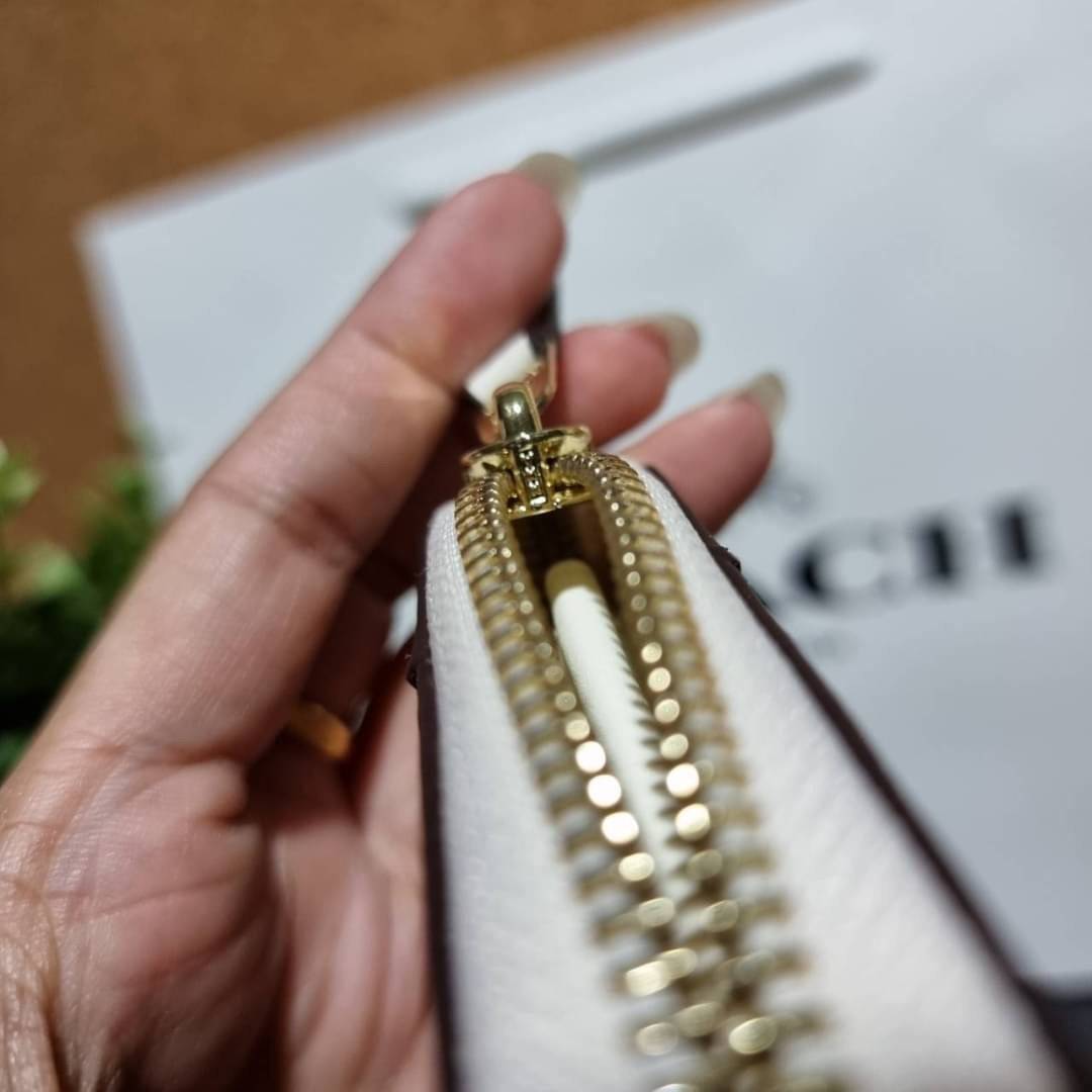 COACH F76873 ACCORDION ZIP WALLET IN SIGNATURE CANVAS Best seller กระเป๋าสตางค์รุ่นคลาสสิค ซิกเนเจอร์ของแบรนด์ ที่ขายดีตลอดกาล วัสดุหนังแคนวาสเคลือบสลับหนังแท้ เปิด-ปิดด้วยซิปรอบ รูดใช้งานง่าย ใส่บัตรได้ มีช่องซิปใส่เหรียญ ใส่มือถือได้ พกใบนี้ใบเดียวเอาอย