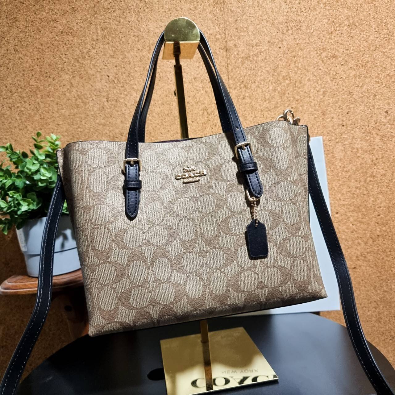 COACH C4250 MOLLIE TOTE 25 IN SIGNATURE CANVAS น้องมาแล้วจ้าาา ใหม่ล่าสุด กระเป๋าโท้ทไซส์เล็กที่สาวๆตามหา ดีไซน์คลาสสิคเหมือนเดิม เพิ่มเติมคือสะดวกขึ้นเยอะ!! ย่อส่วนมาจากใบใหญ่เป๊ะๆ น่ารักน่าใช้มากๆ วัสดุหนังแคนวาสเคลือบลาย ภายในโล่งกว้าง มีช่องซิปกลางใส่