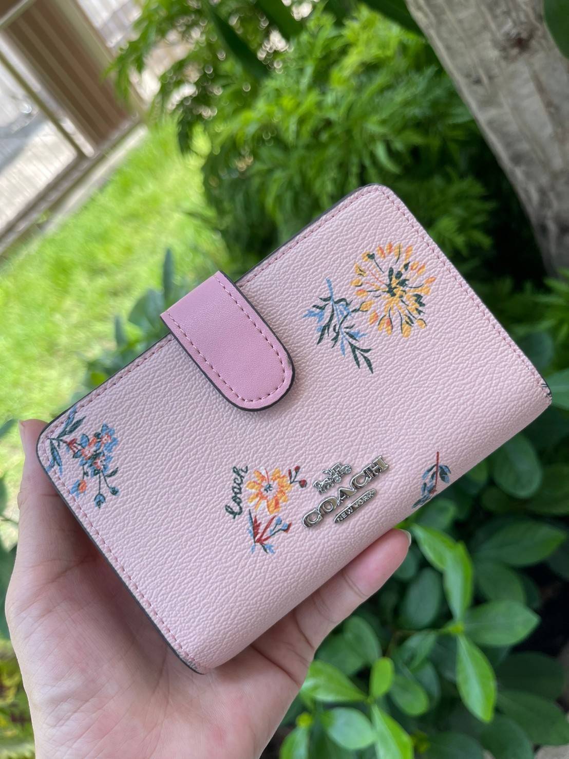 COACH MEDIUM CORNER ZIP WALLET IN SIGNATURE CANVAS กระเป๋าสตางค์ขนาดกลางที่ถือว่าเป็นไอเทม Must Have ของทุกเพศทุกวัยที่ต้องพกติดตัวไว้ตลอดเวลา เพราะนอกจากจะช่วยจัดเก็บเงิน บัตรประชาชน บัตรเครดิตและต่าง ๆ ให้เป็นระเบียบเรียบร้อยยังต้องคำนึงถึงประโยชน์ใช้สอ