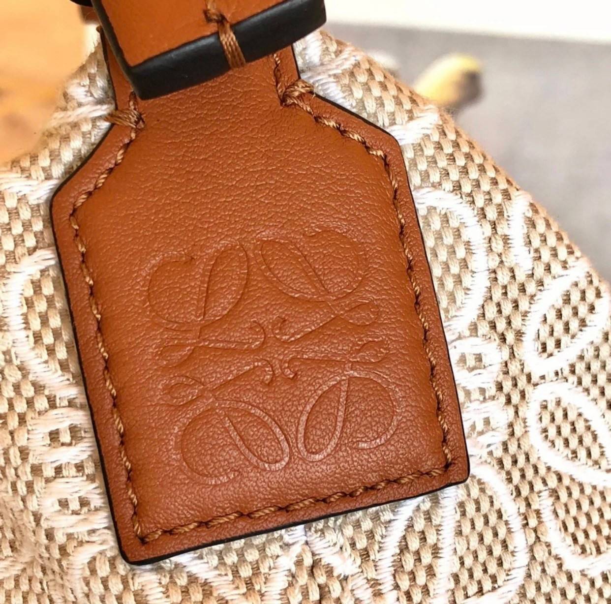 LOEWE CANVAS BAG VIP GIFT WITH PURCHASE (GWP) พรีเมี่ยมกิ๊ฟ Limited จาก LOEWE HAUTE PARFUME DUTYFREE COUNTER วัสดุ CANVAS ตัดหนังแท้ ดีไซน์ทรงยอดฮิตประจำปีเลย! ปักโลโก้แบรนด์บนผ้าทั้งใบเป็นเอกลักษณ์ เปิดปิดด้วยซิปยาวภายในโล่งกว้าง ใส่กระเป๋าสตางค์ยาว มือถ