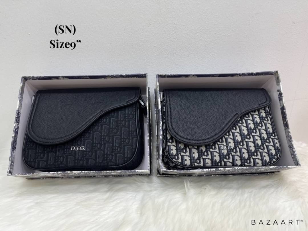 DIOR MINI SADDLE MESSENGER BAG รุ่นที่หนุ่มๆตามหา รุ่นหายาก!! ล็อทนี้ราคาดีมากค่ะ กระเป๋าสะพายลุคผู้ดี สีสวยคมคลาสสิก ดีไซน์เรียบหรู แนะนำใบนี้เป็น everyday bag รับรองตอบโจทย์ทุกลุค ทุกสไตล์แน่นอนจ้า