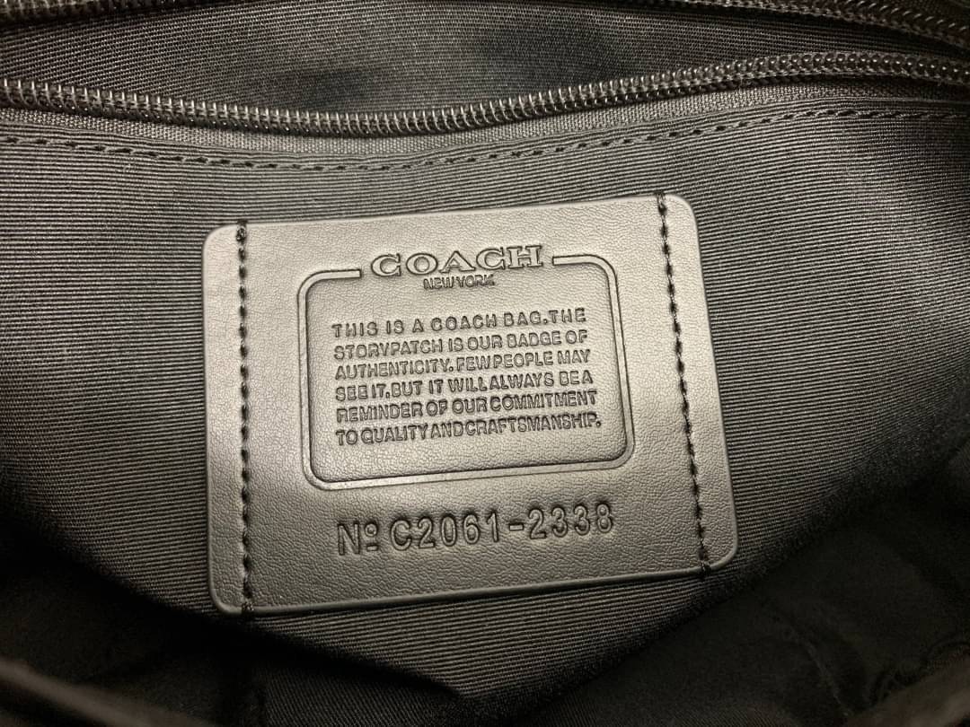 COACH EDGE CROSSBODY IN SIGNATURE CANVAS กระเป๋าสะพายครอสบอดี้ร์ วัสดุหนังแท้ หนังนิ่มอย่างดีค่ะ ด้านหน้ามีช่องซิปซ่อนให้หนึ่งช่อง เปิดปิดช่องหลักแบบซิปคู่ภายในกว้าง ใส่ของได้จุเลยนะคะ มีช่องซิปและช่องเล็กให้อีก2ช่อง;ด้านหลังกระเป๋าเป็นช่องโล่งใส่ของอีกช่