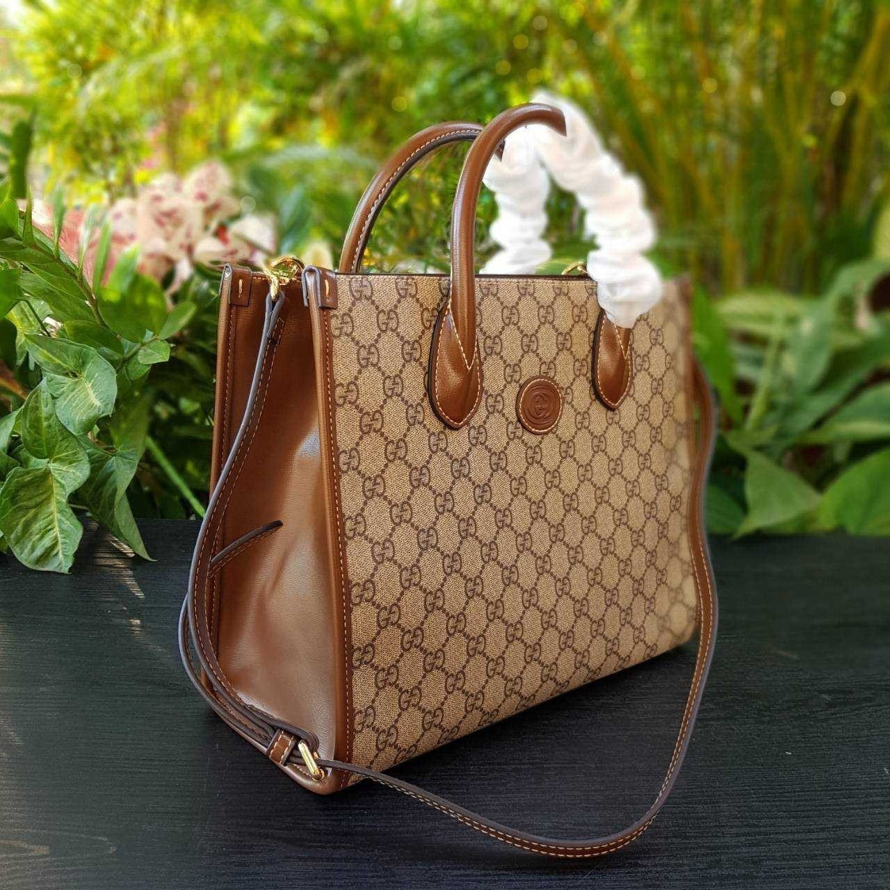 GUCCI Small tote bag with Interlocking G กระเป๋าทรงTOTE ใบใหญ่สุดหรูหรา คลาสสิค จุของได้เยอะ มาพร้อมสายสะพายยาว