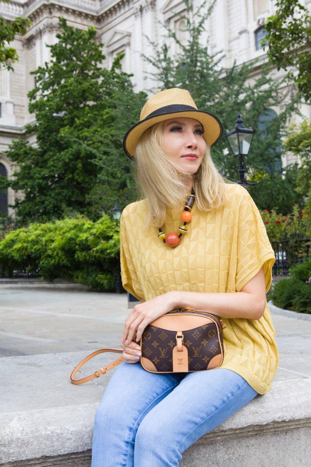 LV Deauville Mini Monogram Canvas bag เดอะเบสท์เซลเลอร์ ที่ใครก็ตามหา กับกระเป๋าสะพายทรงกล่อง ไซส์เล็กกะทัดรัด พกพาสะดวก รูปทรงสวยหรู วัสดุหนังแคนวาสสลับหนัง