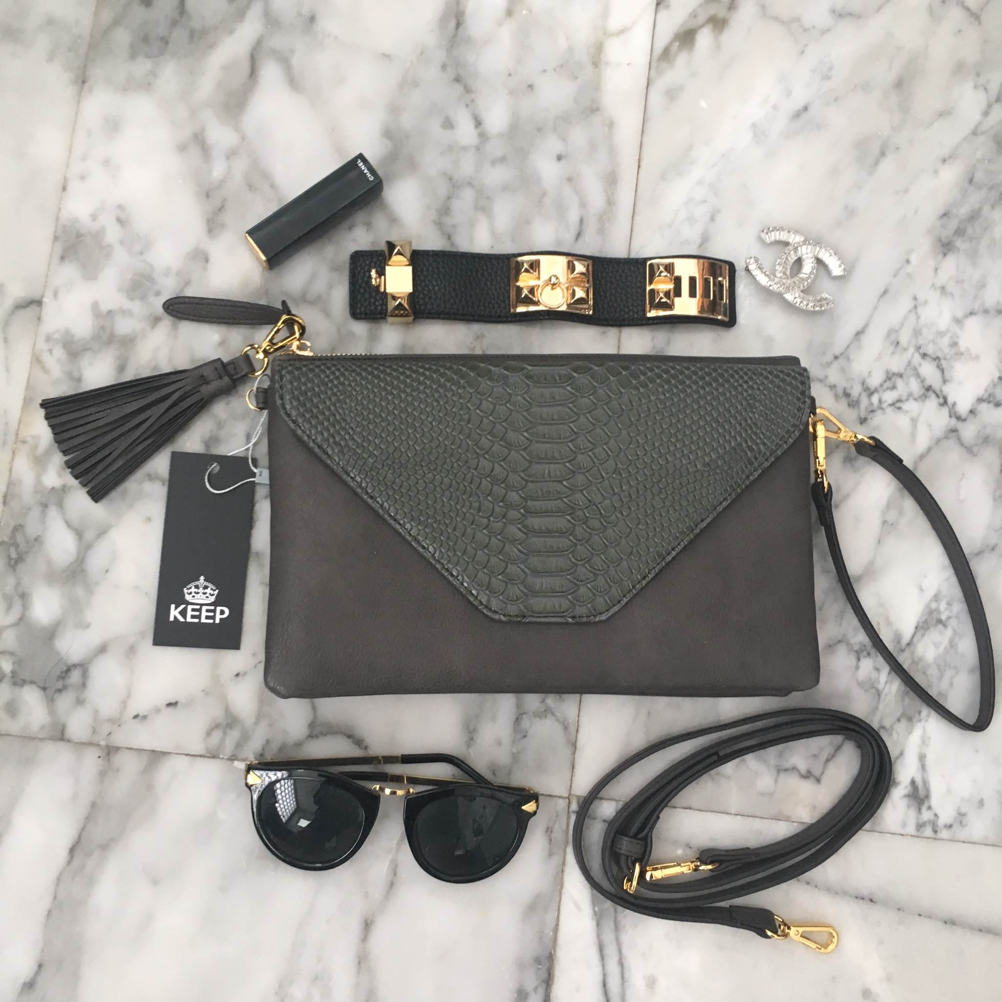 มาตามคำเรียกร้องคะสำหรับ size นี้ รอบนี้ ได้ ของ KEEP BRAND มาคะ รับรองความสวย 😍กระเป๋า KEEP Doratry shoulder &clutch bag ตัวกระเป๋าผลิตจากหนังแกะเทียม ตัดกับ ลายงู ลายหนังชัดเจน สวย อะไหล่ทองเพิ่มความหรูให้กับกระเป๋าสุดๆคะ 🌵จุดเด่นคือ สาม