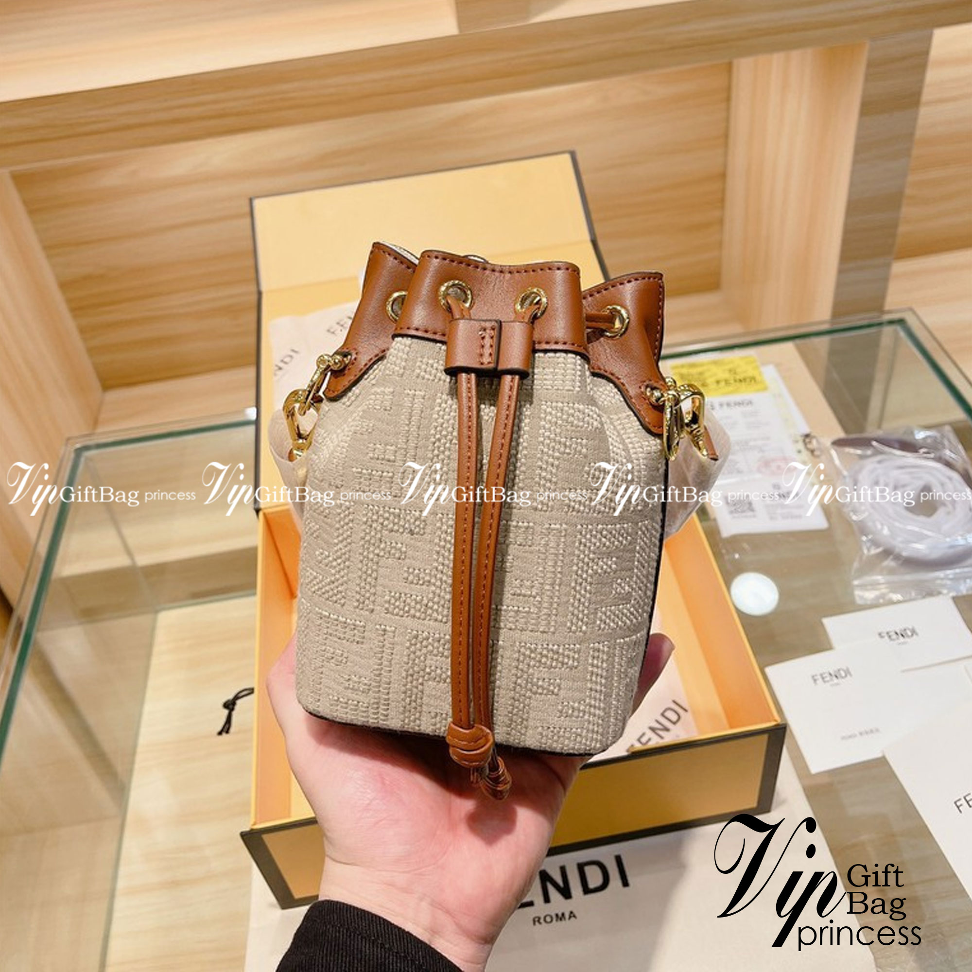 FENDI MINI BUCKET BAG / Fendi Mon Tresor Beige Raffia mini Bag กระเป๋าสะพายทรงขนมจีบยอดฮิต ไซส์มินิ ที่น่ารักน่าใช้มาก ดีไซน์สวยอยู่ทรง วัสดุผ้าแคนวาสสลับหนังแท้ ดีเทลห่วงคล้องอะไหล่สวยหรู มาพร้อมสายสั้นคบ้องแขน และสายครอสบอดี้สำหรับสะพายข้าง สลับใช้ได้ไม