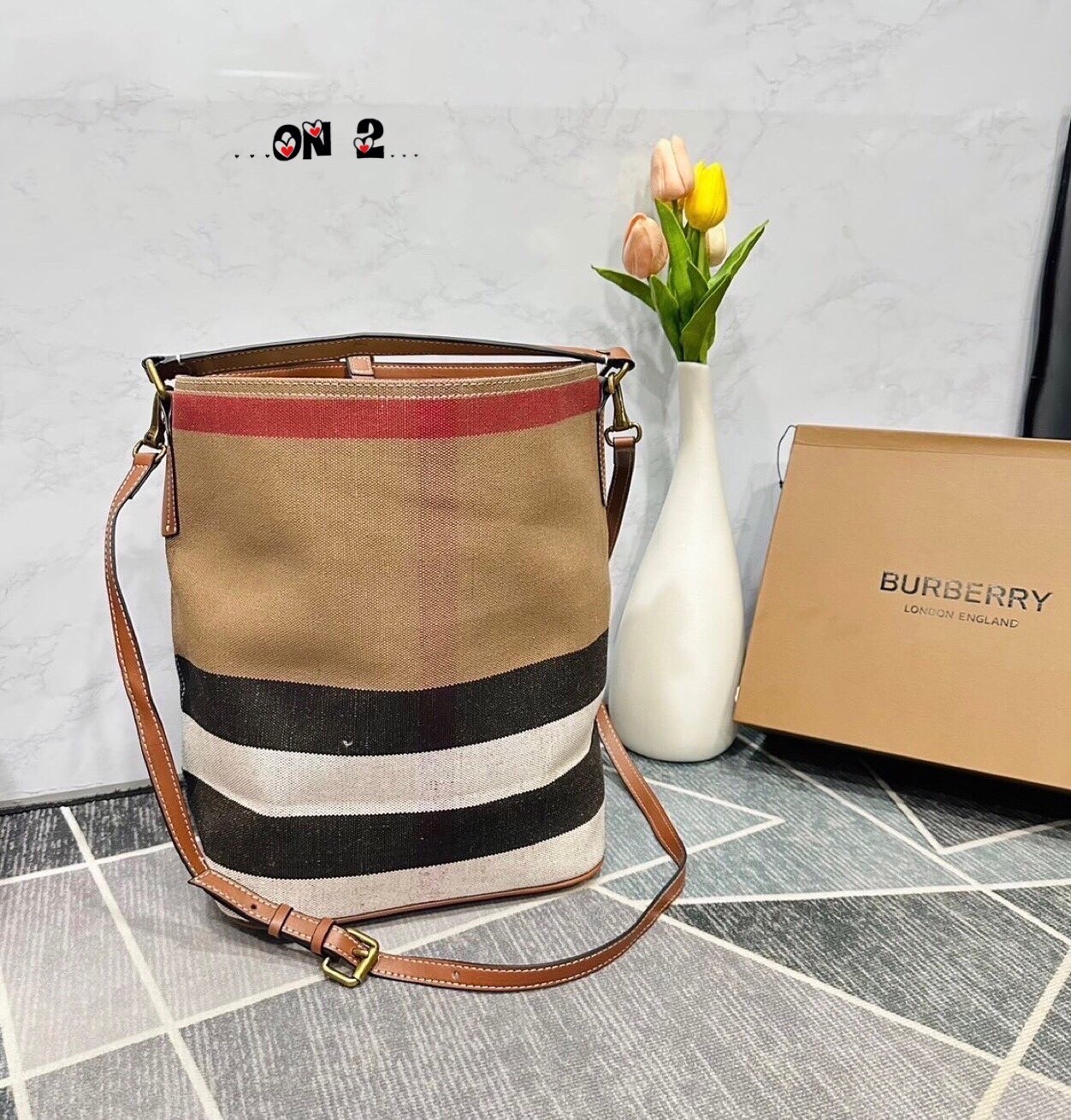 Burberry Ashby In Canvas Check And Leather / BURBERRY VINTAGE CANVAS BUCKET BAG 10" กระเป๋าถือทรงโท้ทผ้าแคนวาสพิมพ์ลายแบรนด์มาพร้อมสายยาวสายหนังแบบถอดใช้งานได้ วัสดุผ้าCanvas เนื้อหนาซับในอย่างดี ลายแบรนด์สวยมากคะ