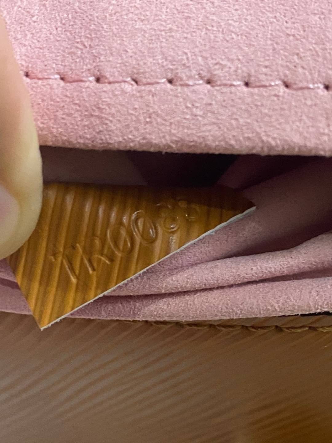 หนังแท้ LOUIS VUITTON Epi Twist Shoulder Bag MM พร้อมส่งที่ไทย เกรดออรินอลงานหนังแท้ทั้งใบ ภาพสินค้าถ่ายจากงานขายจริง ใช้งานต่างประเทศได้