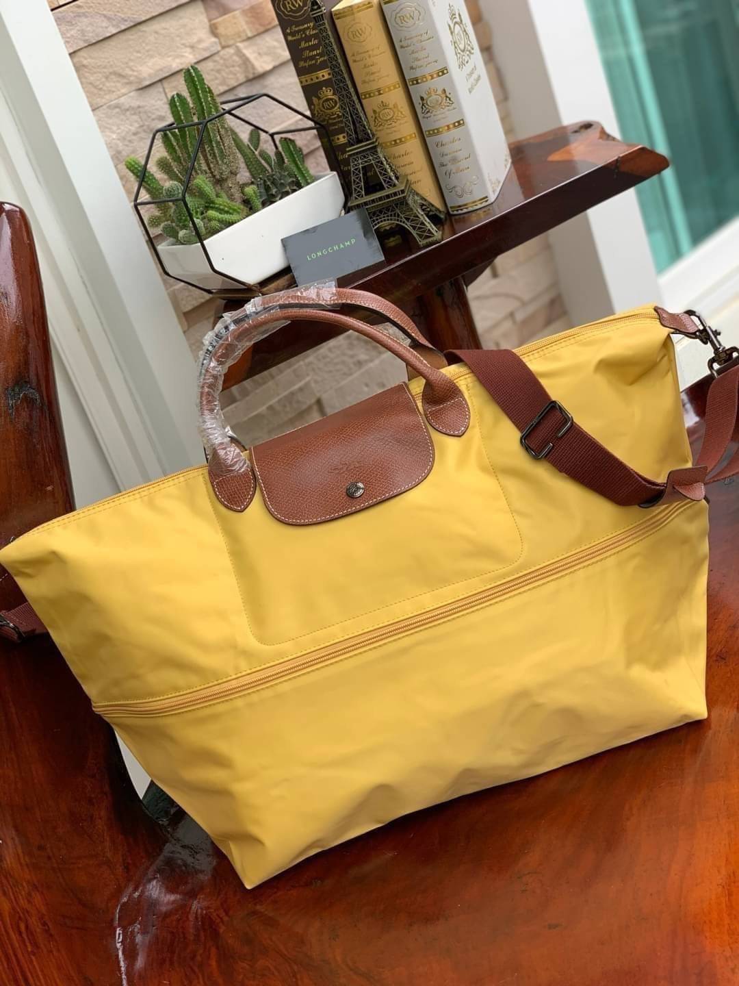 LONGCHAMP LE PLIAGE CLUB TRAVEL BAG กระเป๋าขนาดใหญ่สำหรับการเดินทาง เราเรียกที่นี้ว่า travelling bag รุ่นคลาสสิค มาพร้อมสายสะพายยาวที่ปรับและถอดออกได้ ความพิเศษของรุ่นนี้ที่ครองใจนักเดินทางทั่วโลก คือซิปรอบตรงกลางตัวกระเป๋า สามารถเปิดซิปเพื่อขยายขนาดและพั
