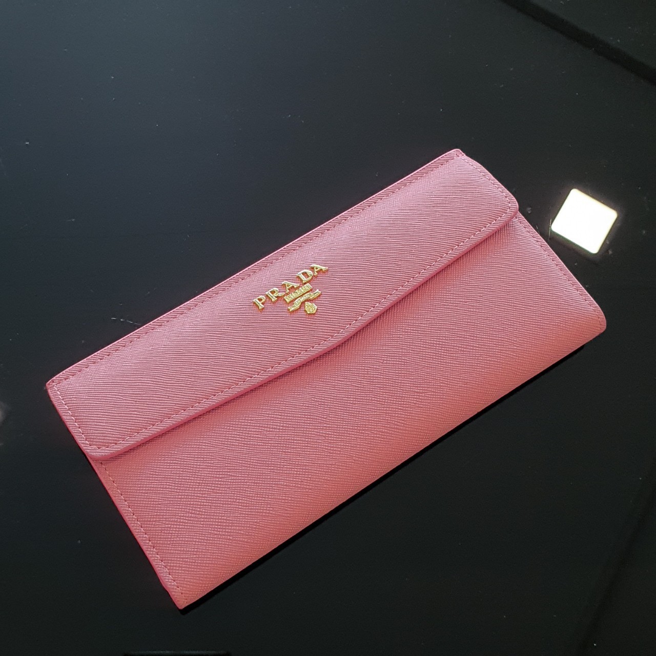 PRADA LONG WALLET กระเป๋าสตางค์รับทรัพย์ ทรงหรู จากแบรนด์ PRADA ลายหนัง SAFFIANO มีช่องใส่บัตร ถึง 12 ช่อง และช่องซิปใส่ของจุกจิกได้ น้ำหนักเบา จับถนัดมือ ขนาดกำลังดีคะ ถือแล้วดูดี อะไหล่ทองสุดหรู ใช้แล้วสวยแน่นอนค้า