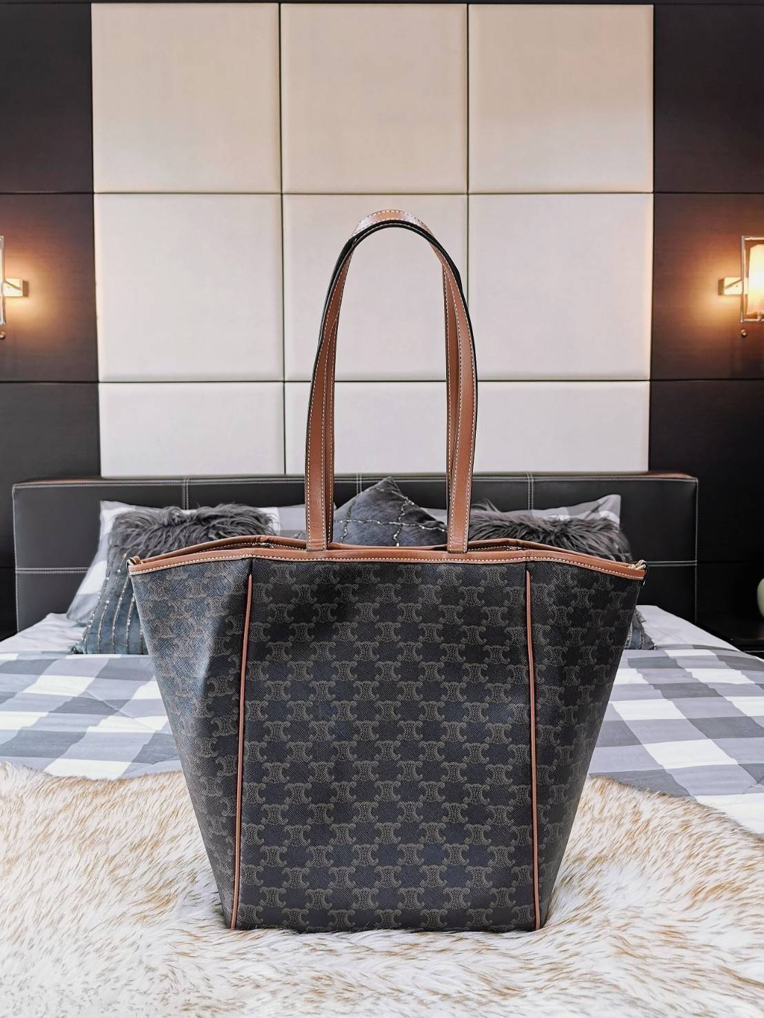 กลับมาตามคำเรียกร้อง! พร้อมส่งรุ่นหายากนะคะ!✴️ RARE ITEMS! NEW CELINE SHOPPING BAG VIP GIFT WITH PURCHASE (GWP) กระเป๋าสะพายพรีเมี่ยมกิ๊ฟ Limited จาก CELINE HAUTEPARFUME DUTY FREE วัสดุ TRIOMPHE CANVAS หนังสวยอยู่ทรงกันน้ำในดีไซน์ทรง TOTE สวยหรูคลา