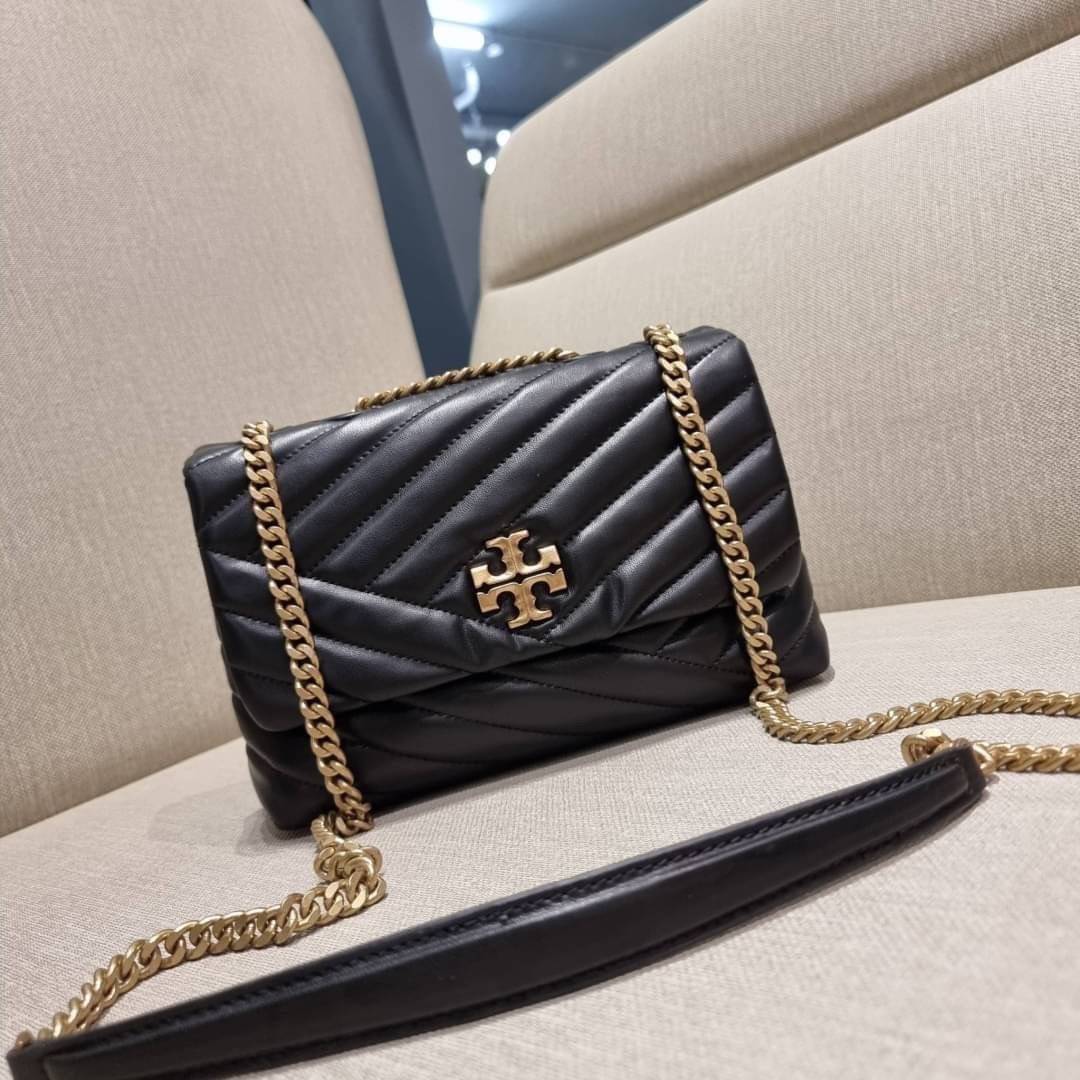 TORY BURCH KIRA CHEVRON CONVERTIBLE SHOULDER BAG (SMALL / MEDIUM) กระเป๋าสะพายรุ่นยอดฮิต ไซส์คลาสสิค ที่ใช้ยังไงก็ดูหรู ดีไซน์เฉพาะตัว วัสดุหนังแกะ สัมผัสนิ่ม เปิด-ปิดด้วยกระดุมแม่เหล็ก ภายในเป็นช่องโล่ง ใส่กระเป๋าสตางค์ มือถือ เครื่องสำอางค์ พาวเวอร์แบงค
