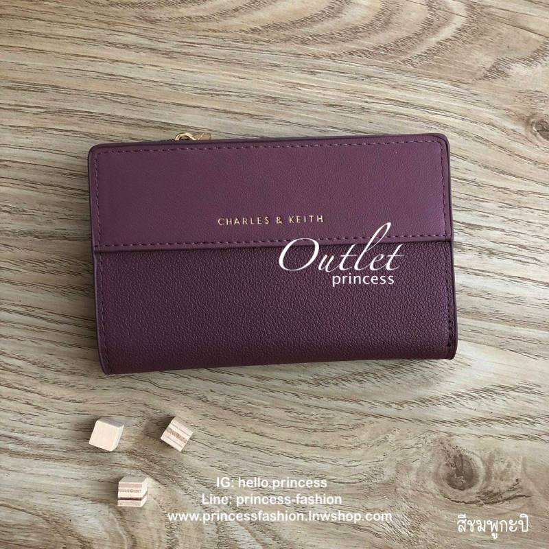 Charles & Keith Classic Snap-Button Wallet กระเป๋าสตางค์ใบสั้นพับ 2 ตอน ด้านหน้ามีโลโก้แบรนด์ เปิด - ปิดด้วยกระดุม ภายในมีช่องใส่ธนบัตร ช่องใส่บัตร และช่องซิปใส่เหรียญ