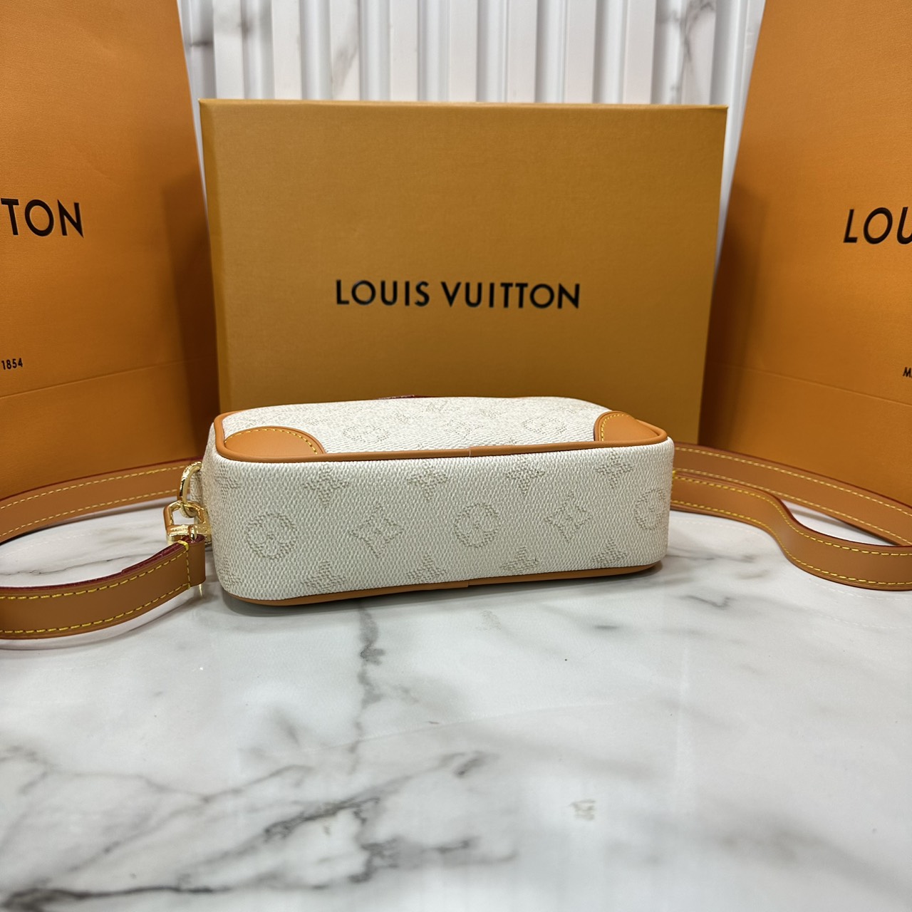 ORI หนังแท้ | LV Trocadéro Wearable Wallet Monogram Canvas 20cm กระเป๋าสะพายทรงแมสเซ็นเจอร์ดีไซน์ใช้เป็นกระเป๋าสตางค์ได้ ขนาดกำลังสวยกะทัดรัด คลาสสิคหรูหราคล่องตัว