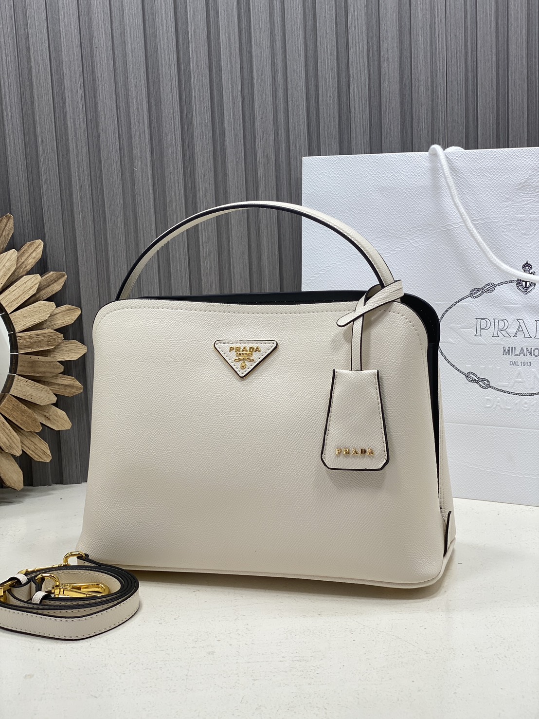 ORI หนังแท้ | Prada Matinee Medium Saffiano Leather Bag 28cm กระเป๋าสะพายทรงโฮโบสวยหรู ดีไซน์เรียบหรูตามแบบฉบับแบรนด์ ยังคงความเรียบแต่มากไว้อย่างหรูหราลงตัว ใช้งานได้หลากหลายโอกาส