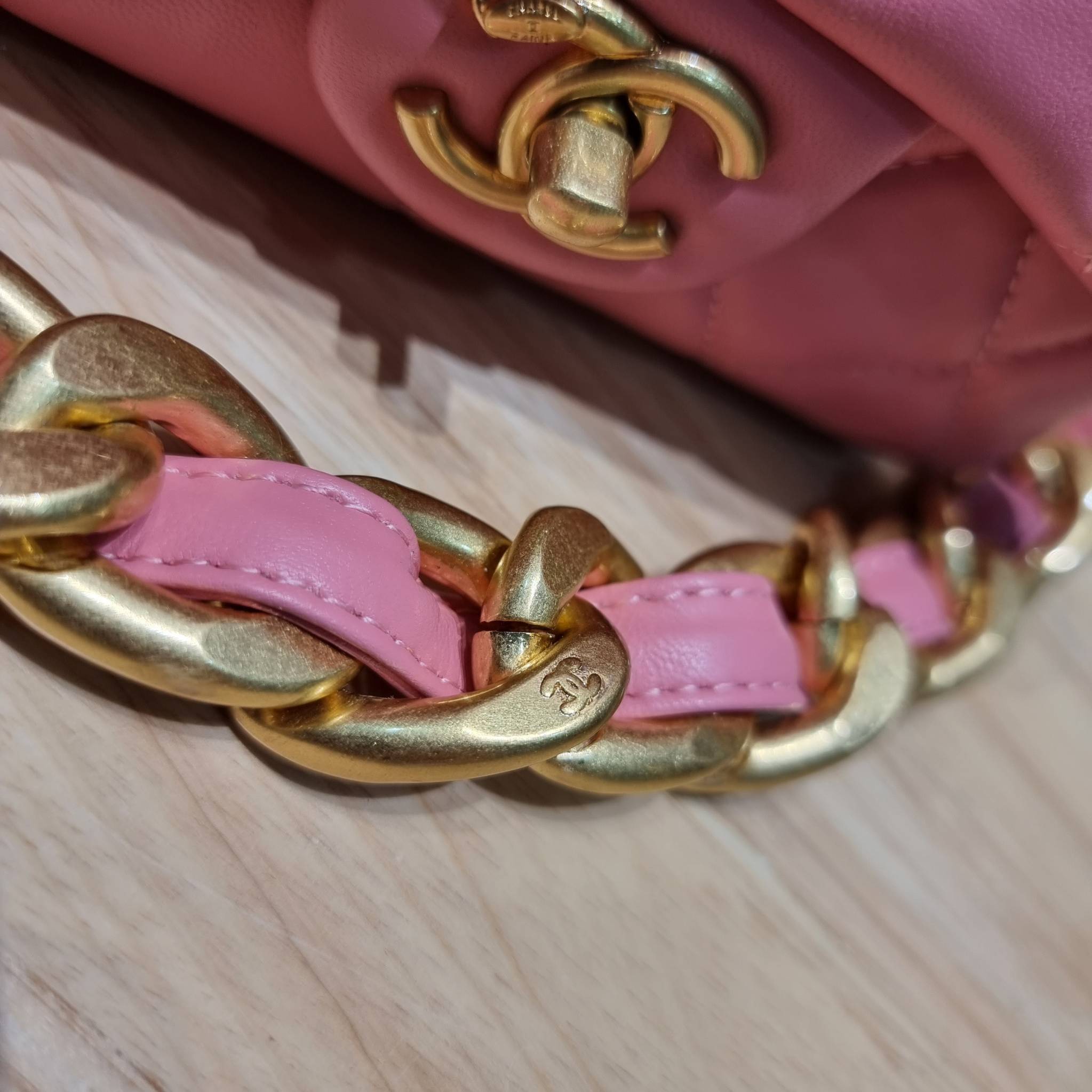 Chanel chunky chain bag สวยฟาดย้อนยุคความหรู ในราคาที่จับต้องได้ กับกระเป๋าสะพายไหล่ ไซส์กำลังสวย โดดเด่นด้วยสายสะพายโซ่สลับหนังเส้นใหญ่ ทนทาน ดูแพง