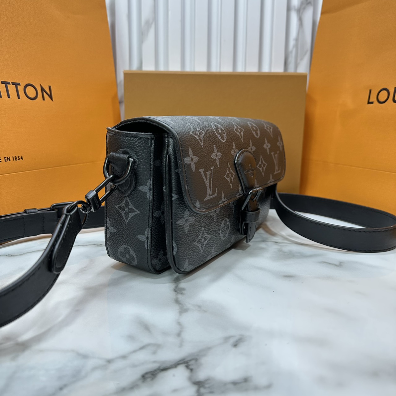 ORI หนังแท้ | LV Montsouris crossbody bag Monogram Eclipse Canvas 22cm กระเป๋าสะพายทรงแมสเซ็นเจอร์ไซส์เล็ก สไตน์กระเป๋าสตางค์แบบสะพาย ดีไซน์ใหม่ทรงยาวล้ำสมัยประดับบัคเคิลสัญลักษณ์เมซงพร้อมแถบแม่เหล็กด้านหน้า สุดไอคอนิก