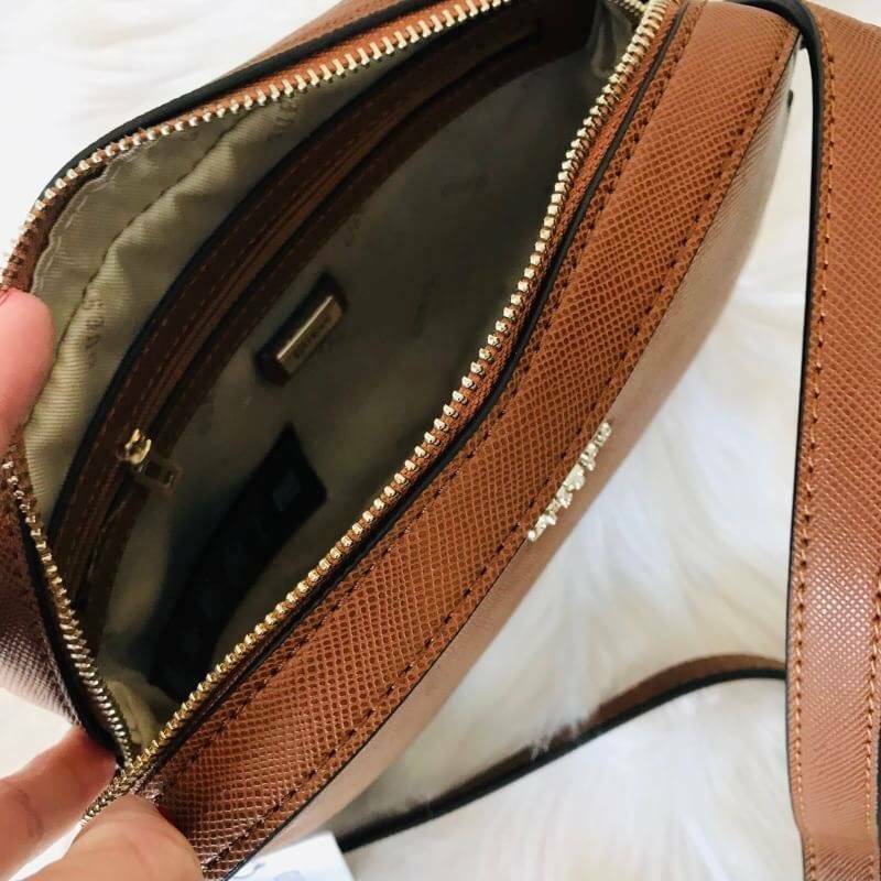 GUESS ZIP TOP KAMRYN CROSSBODY BAG กระเป๋าสะพายรุ่นยอดนิยม วัสดุ PU คุณภาพดี น้ำหนักเบา ด้านหน้าประดับด้วยโลโก้แบรนด์สุดหรู เปิดปิดกระเป๋าด้วยซิปสะดวกใช้ ด้านในโล่งกว้างมีช่องซิปและช่องใส่บัตร สามารถใส่มือถือได้ทุกรุ่น กระเป๋าสตางค์ใบสั้นได้ ซับในลายแบรนด