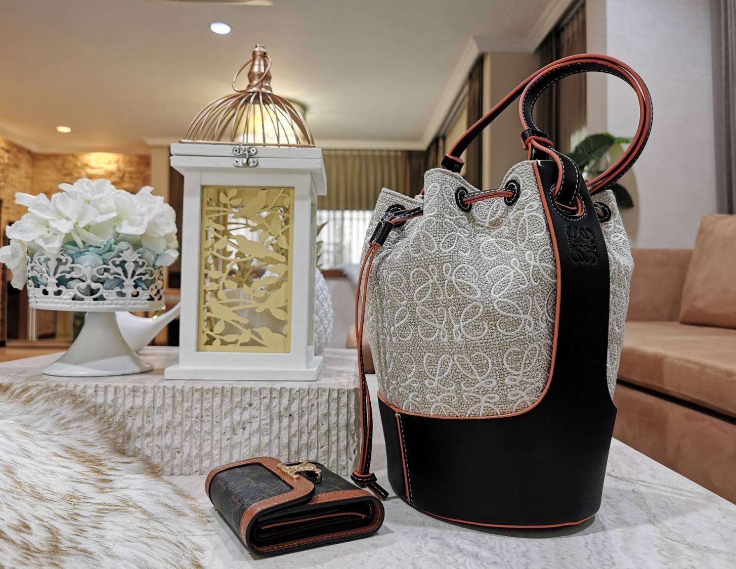 พรีเมี่ยมกิ๊ฟแท้ 100% 】LOEWE CROSSBODY ANAGRAM BUCKET BAG GIFT WITH PURCHASE (GWP) กระเป๋าถือหรือสะพายพรีเมี่ยมกิ๊ฟ Limited จาก LOEWE PERFUME DUTYFREE COUNTER รุ่นใหม่ล่าสุด Rare items หายากสุดเลอค่าวัสดุ Anagram Canvas ตัดหนังแท้ Calfskin สุดคลาสสิค