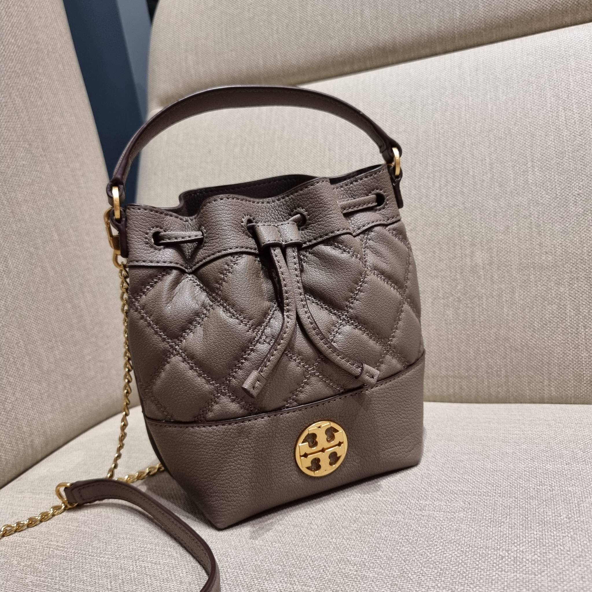 TORY BURCH WILLA MINI BUCKET BAG NEW ARRIVAL สุดปัง กระเป๋าสะพายทรงบัคเก็ต สวยผู้ดี โดดเด่นด้วยโลโก้สีทองดูหรู อัพลุคผู้ดี๊ผู้ดี วัสดุหนังแท้ ดีไซน์บุนวม เส้นคมดีเทลหรู เปิด-ปิดหนังรูดปากกระเป๋า มีหูหิ้วในตัว คล้องแขนเก๋ๆ ภายในเป็นช่องโล่ง มีช่องย่อย ใส่ข
