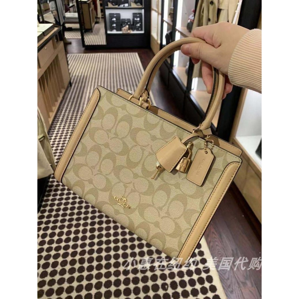 COACH ZOE CARRYALL IN SIGNATURE CANVAS เดอะเบสท์แห่งปี ต้องยกให้พี่คนสวยใบนี้เลย!! รุ่นที่สาวๆตามหา หายากอีกหนึ่ง กระเป๋าถือ/สะพายทรงสวย คลาสสิค ใบใหญ่จุคุ้ม มีดีเทลน่ารักๆที่แม่กุญแจ สามารถล็อคหัวซิปได้ กุญแจซ่อนในพวงหนังห้อยก็น่ารักไปอีก ภายในโล่งกว้าง 