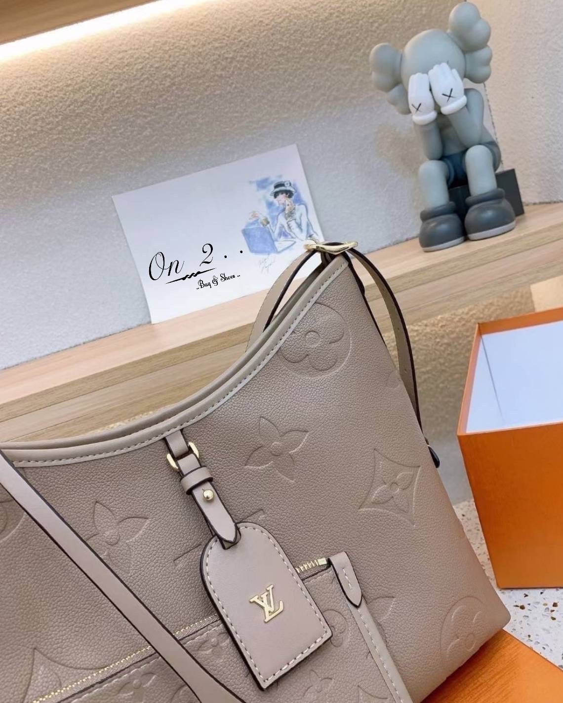LV CARRYALL PM Monogram Empreinte รุ่นลิมิเต็ดสีเรียบหรู ที่สาวๆตามหา กระเป๋าสะพายไหล่ทรงสวย ดีไซน์เรียบง่ายคลาสสิค หรู ดูผู้ดี รูปทรงใช้งานง่าย มาพร้อมใบลูก ไว้เก็บของจุกจิก วัสดุหนังแคนวาส พร้อมเสิร์ฟให้ในราคาน่ารักๆ ของมันต้องมีแบบนี้ ก็ต้องตำได้แล้วน้