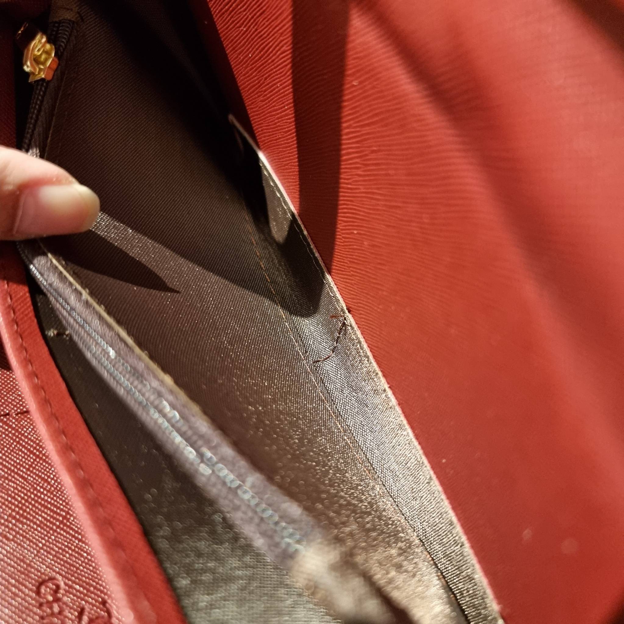 VIP 】กระเป๋าสตางค์ใบยาวรุ่นฝาพับที่ถามหากันมากที่สุด!! สวยรับทรัพย์จาก Chanel วัสดุหนังลายคาร์เวีย ลุคผู้ดีที่สุด เปิด-ปิดด้วยกระดุมแม่เหล็ก ภายในกระเป๋ามีช่องใส่บัตรได้เยอะ ใส่ธนบัตร ใส่เหรียญได้ มีช่องซิปแยกอีกหนึ่งช่อง ดีไซน์เรียบหรูดูคลาสสิค!! สาวๆห้า