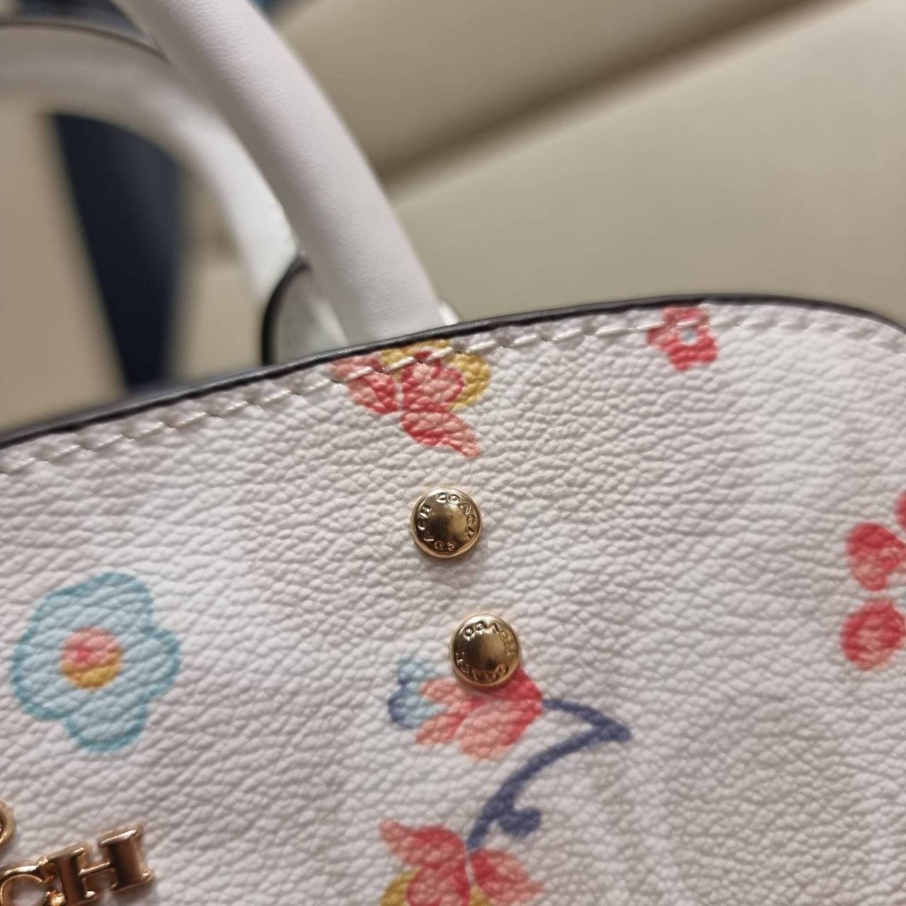 COACH C8340 MINI LILLIE CARRYALL IN SIGNATURE CANVAS WITH MYSTICAL FLORAL PRINT สีใหม่ล่าสุด กับรุ่นที่สุดของความขายดี คอลยอดฮิตในลวดลายสุดชิค กระเป๋าสะพายทรงสวย ที่ดีไซน์ออกมาให้ใช้งานง่าย สะดวก สวย หรู ดูดี!! วัสดุหนังแคนวาสเคลือบลาย มาพร้อมสายสะพายข้าง
