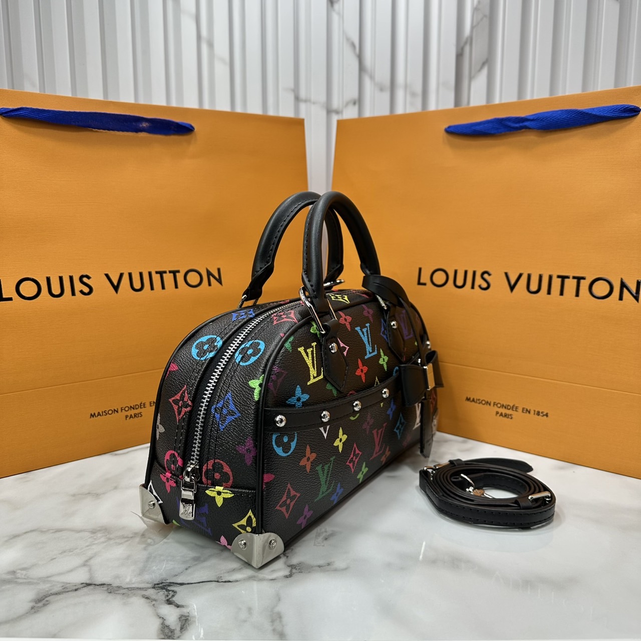 ORI | LV x TM Handbag East West Murakami ใหม่ล่าสุด กระเป๋าสะพายทรงสวย ดีไซน์ใหม่ หรู ดูผู้ดี แต่งแต้มดีเทลเปี่ยมชีวิตชีวาจากคอลเลคชั่น LV x Murakami คอมพลีตลุคด้วยที่ห้อยกุญแจรูปโบว์สุดเอ็กซ์คลูซีฟ