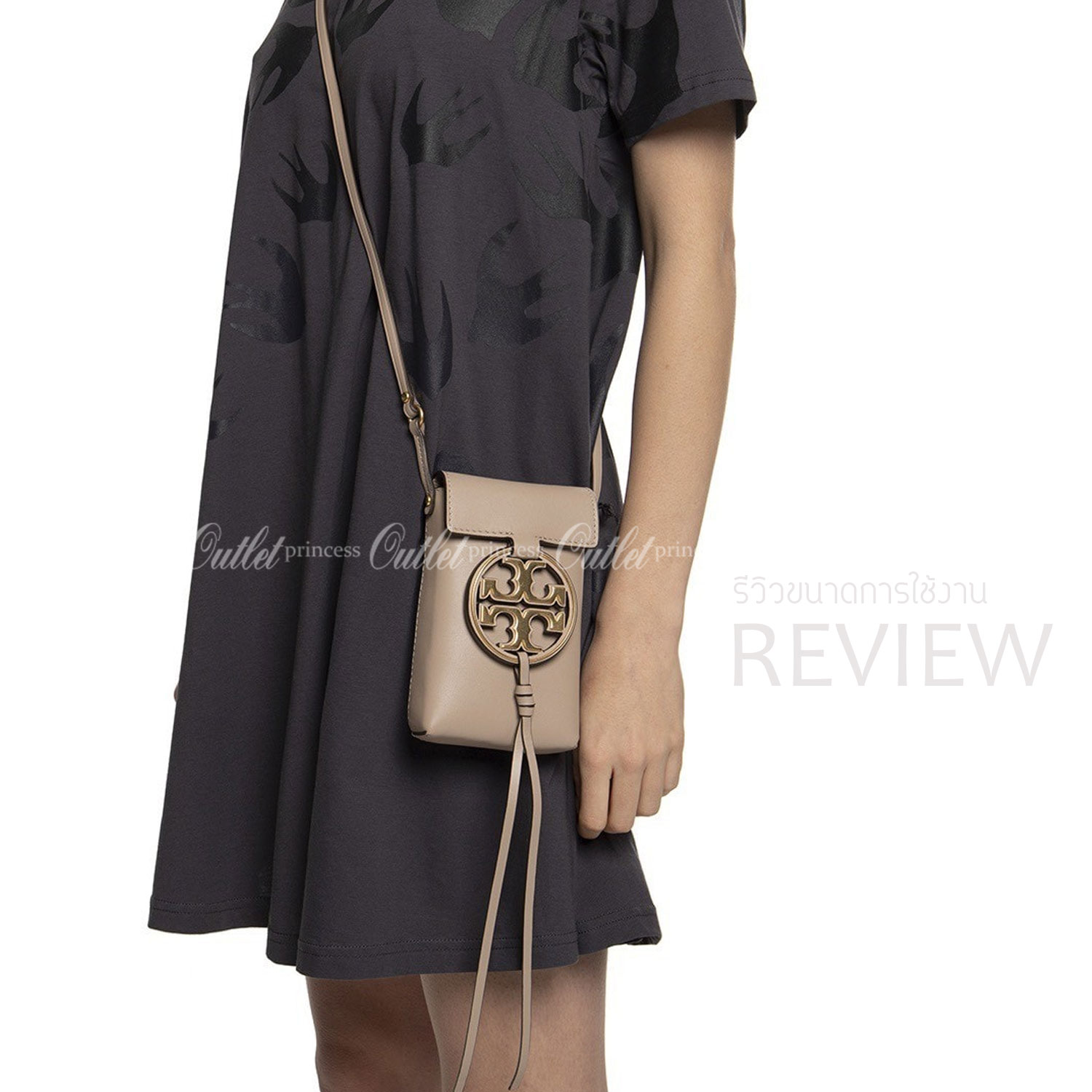 TORY BURCH MILLER METAL PHONE CROSSBODY อีกหนึ่งกระเป๋าใส่มือถือรุ่นฮิตที่เชื่อว่าหลาย ๆ คนต้องเคยเห็นผ่าน ๆ ตามาอย่างแน่นอน กับแบรนด์ Tory Burch ดีไซน์กระเป๋าทรงฝาพับแม่เหล็กใช้งานง่าย มาพร้อมดีเทล Logo แบรนด์โดดเด่นสีทองตัดกับหนังแกะสีดำ ดูหรูดูแพง! แต่