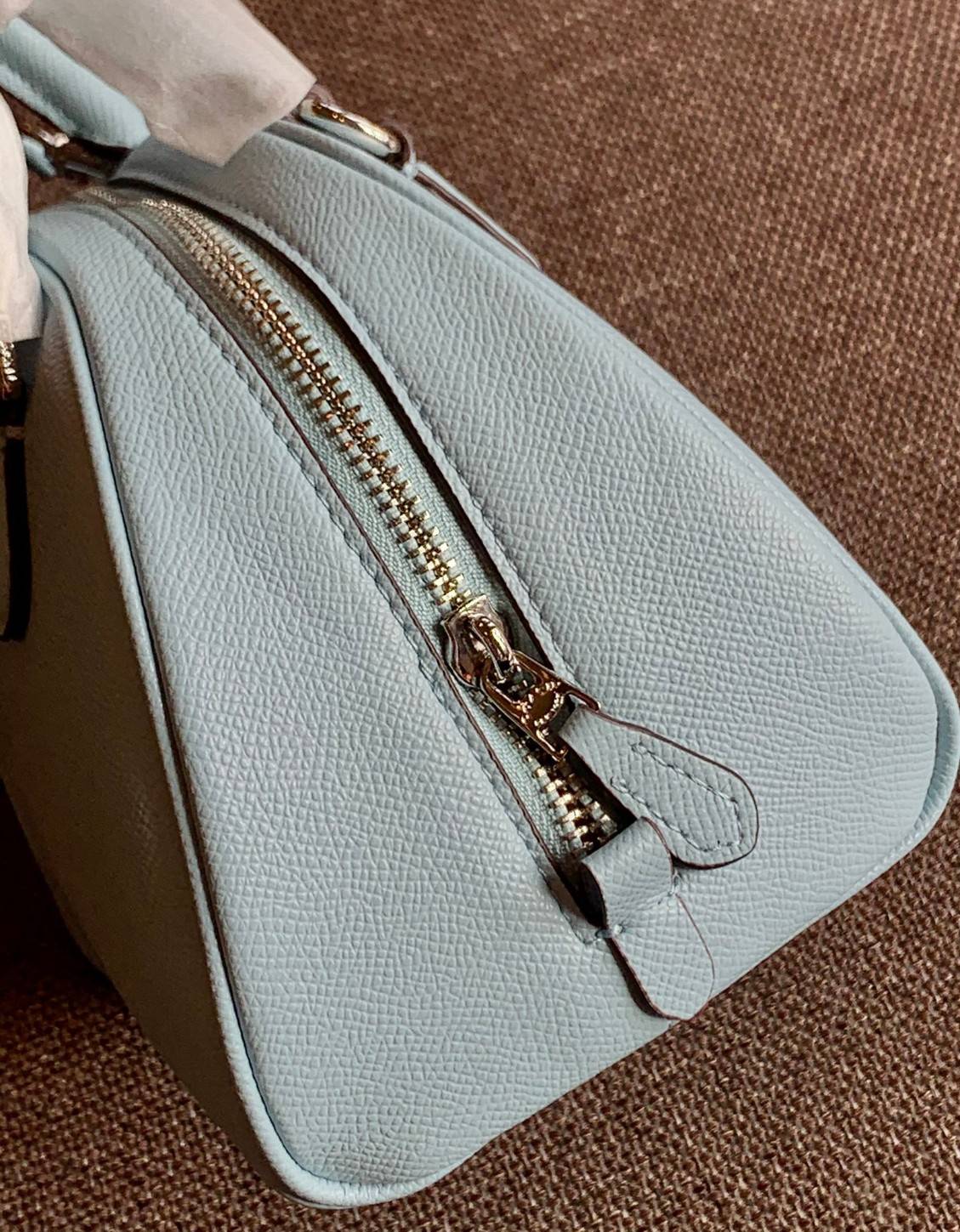 COACH SYDNEY SATCHEL BAG CA202 CA591 CB596 ใหม่ล่าสุด กับคอลที่สาวๆต้องหลงรัก กระเป๋าสะพายทรง satchel ที่มีรูปทรงดึงดูดสายตา สวยแรกเห็น วัสดุหนัง crossgrain พร้อมหูจับในตัว เปิด-ปิดด้วยซิป ภายในโล่งกว้าง ขนาดกำลังดี มีสายครอสให้ ปรับได้ตามชอบ ใบจริงลูกคุณ