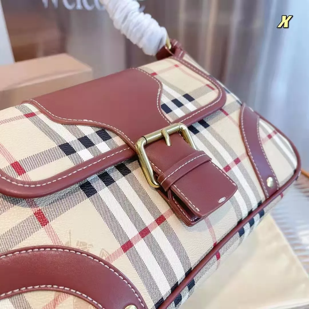 BURBERRY VINTAGE BAG / Burberry Shoulder Bag กระเป๋าสะพายไหล่ลายวินเทจ สวยคลาสสิก โทนสีใช้งานง่าย หลายโอกาศ วัสดุ PVC Canvas อย่างดี สวยอยู่ทรง ไอเท็มแนะนำ Must Have!