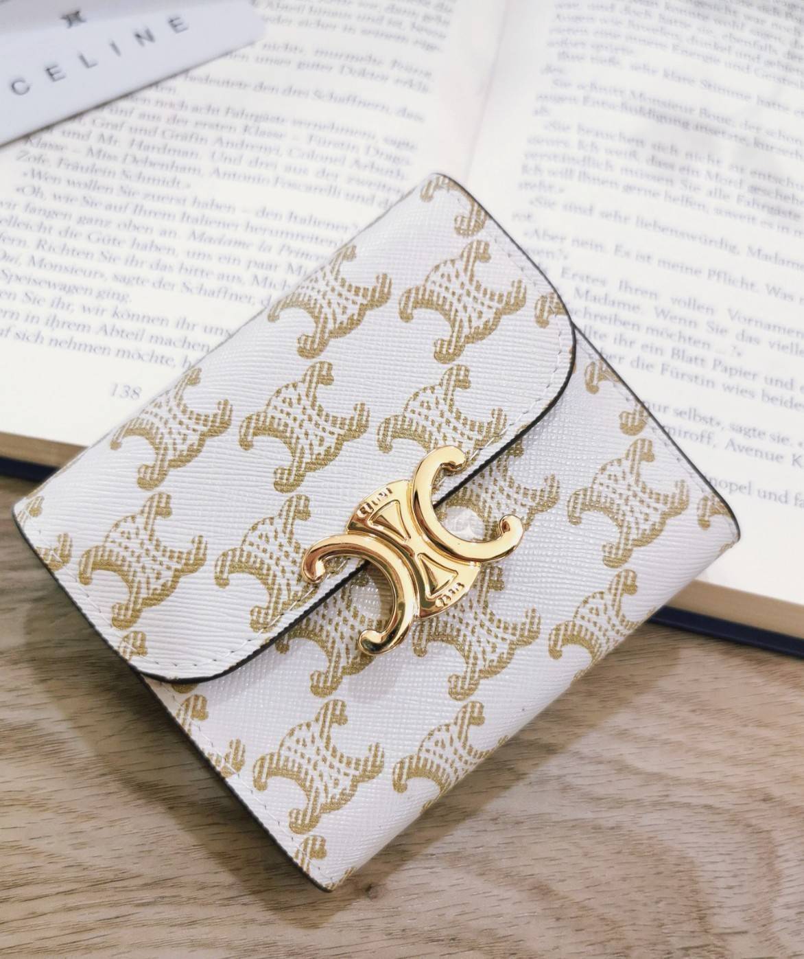 พรีเมี่ยมกิ๊ฟแท้ 100% 】CELINE SHORT WALLET VIP GIFT WITH PURCHASE (GWP) พรีเมี่ยมกิ๊ฟ Limited จาก CELINE HAUTE PARFUME DUTYFREE COUNTER วัสดุ Triomphe Canvas หนังสวยอยู่ทรงปั้มโลโก้ด้านหน้าเปิดปิดฝาพับกระดุม