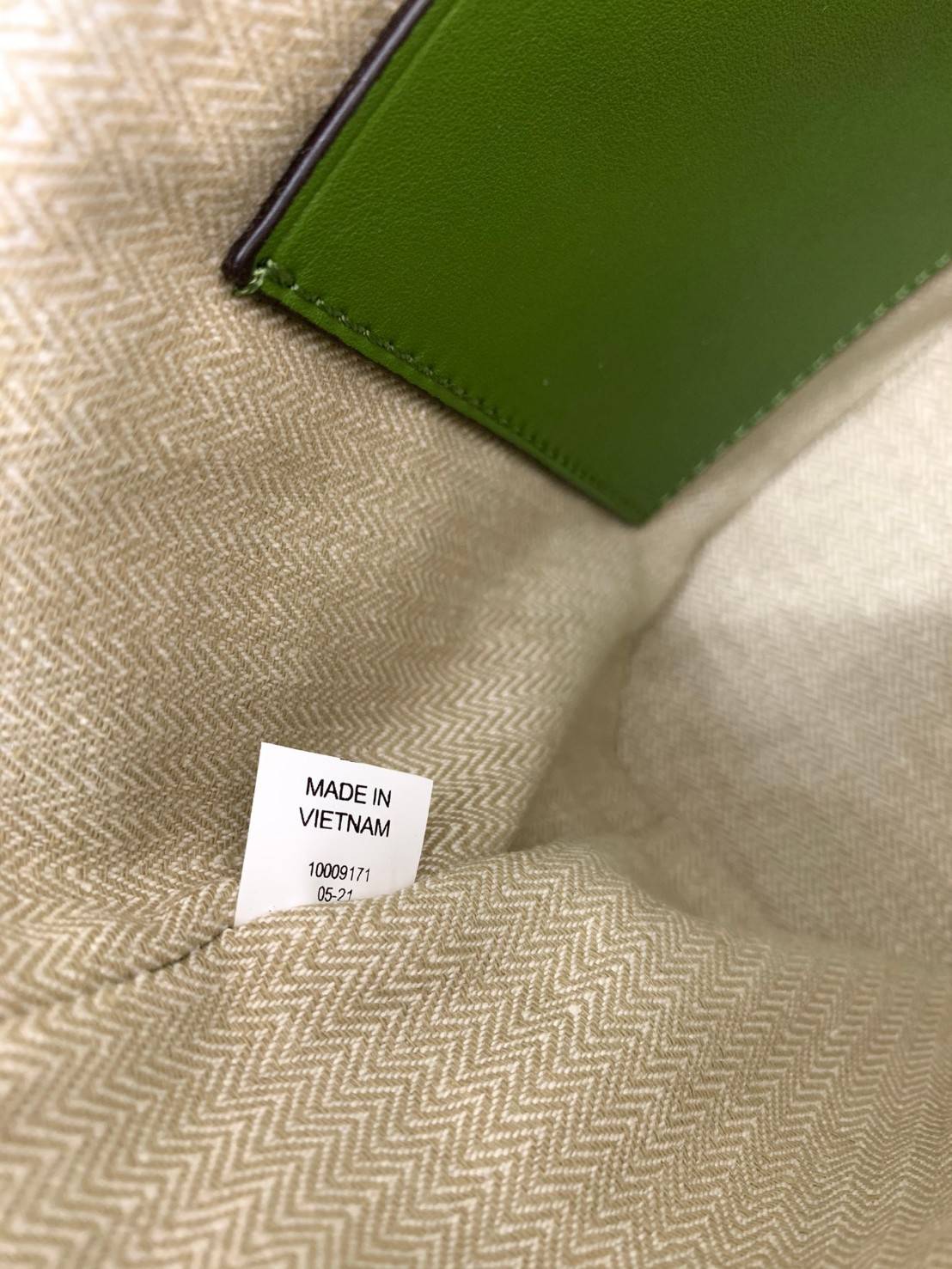 TORY BURCH T MONOGRAM STRAW BUCKET BAG NATURAL/SHISO 🌿สวยงามสะดุดตามากๆค่ะ จัดหนักกันไปเลยจ้า กับรุ่นที่สาวๆรอคอย พร้อมเสิร์ฟความสวยให้ถึงบ้านแล้วน้า กระเป๋าบัคเก็ตทรงยอดนิยม ดีไซน์ใหม่ล่าสุด ยูนีคไม่เหมือนใคร ลายสานเต็มใบพร้อมปักโลโก้เอกลักษณ์สีเ