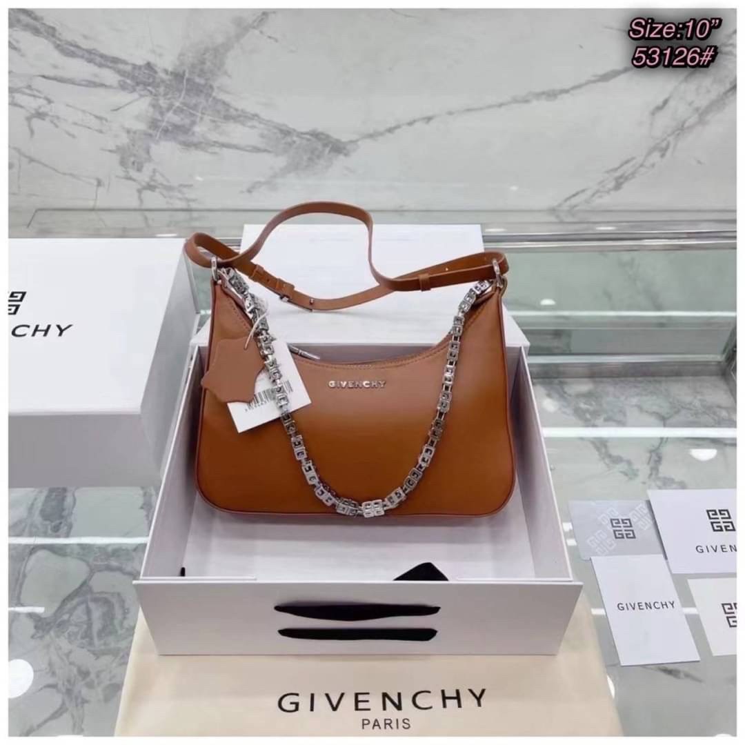 GIVENCHY SMALL MOON CUT OUT SHOULDER BAG 25cm พร้อมส่งที่ไทย กระเป๋าสะพายไหล่งานหนังเต็มใบ หน้าติดโลโก้แบรนด์มาพร้อมสายโซ่ งานสวยตามรูป อะไหล่เงิน สายสะพายปรับระดับได้ เกรดสวยหรู สาวๆ รีบจับจอง อย่าคิดนาน ราคานี้กับคุณภาพถือว่าคับแก้วมั๊กมากกกก