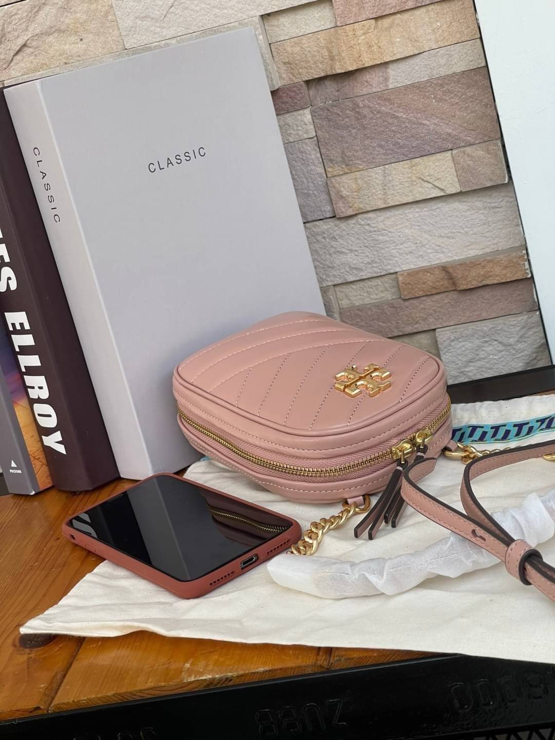 OUTTLET 】Tory burch kira chevron n/s crossbody bag กระเป๋าสำหรับใส่มือถือหรือของจุกจิกต่างๆ ได้กลายมาเป็นแฟชั่นสุดร้อนแรงแห่งปี คอลเลคชั่นนี้ออกมาเพื่อเอาใจสาวๆโดยเฉพาะ สีสันสุภาพเพื่อให้แมทช์กับสีสันของเสื้อผ้า ได้ง่าย ภายในยังสามารถแบ่งสันปันส่วนไว้สำหร