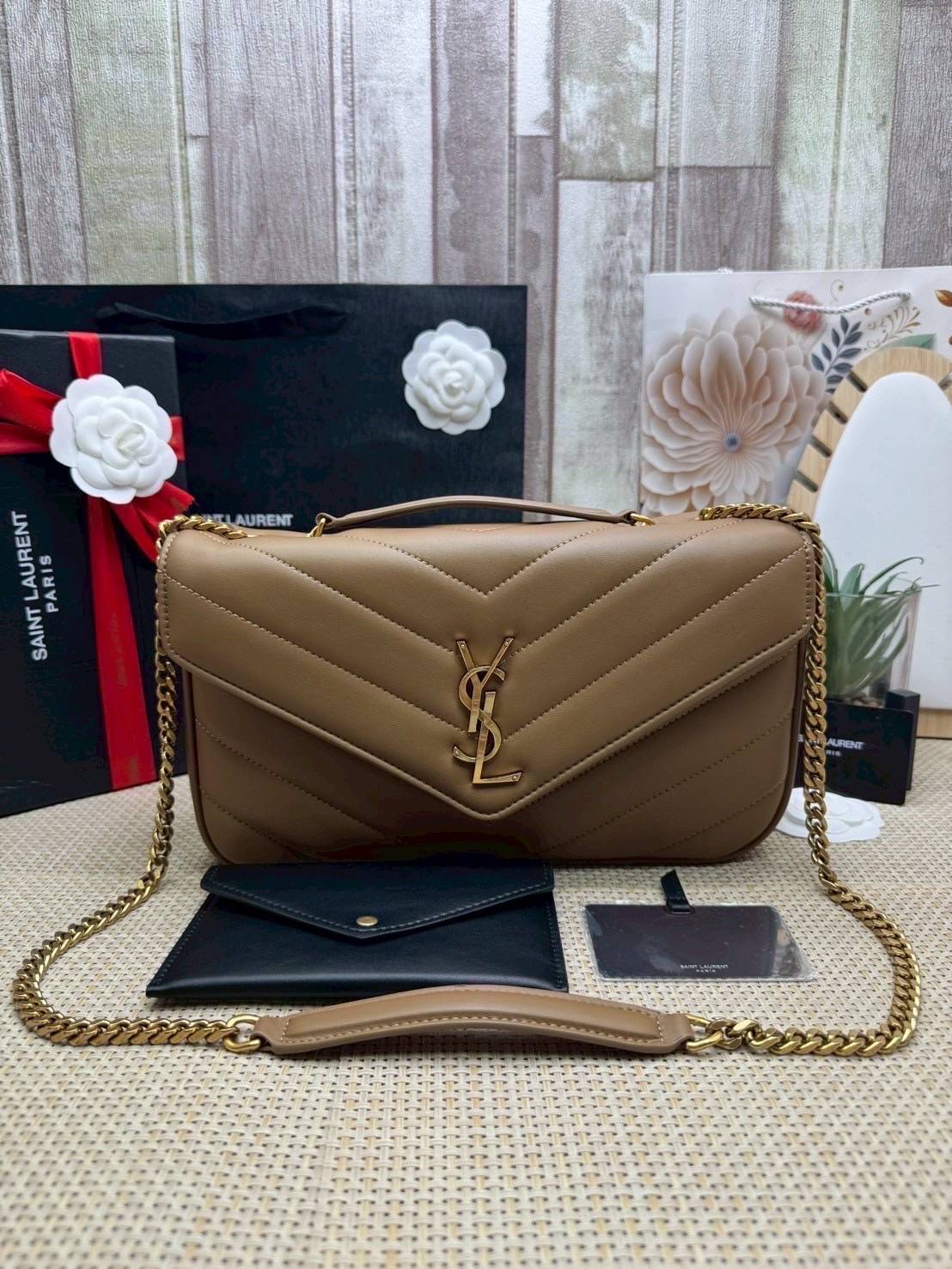 ORI หนังแท้ | 28cm YSL LOULOU medium in MATELASSÉ กระเป๋าสะพายสายโซ่าีทองหรูหรา งานหนังแท้เนื้อนุ่มตะเข็บเย็บลายเชฟรอนสวยหรูโดดเด่นเป็นเอกลักษณ์ 🤍 เกรดออริจินอล หนังแท้