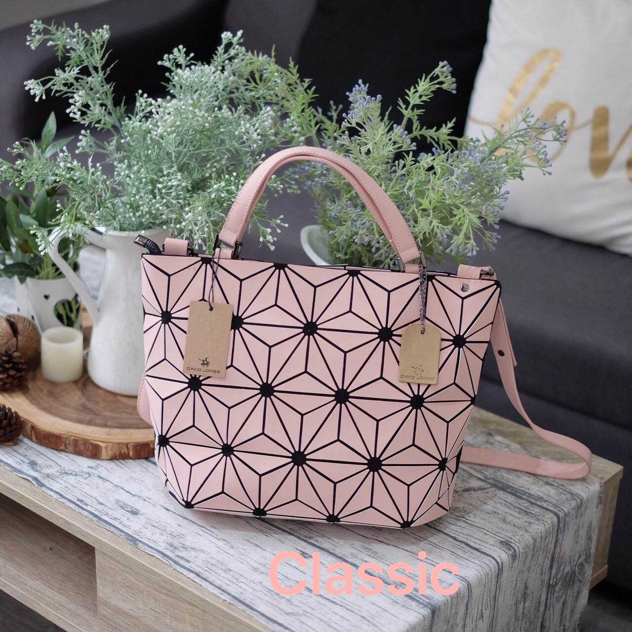 New Collection ka ' Matte Color ' ✨✨ สีด้าน มีให้เลือกถึง 4 สี 🍭🍭แถมยังลาย Limited edition หายาก 👍ปรับทรงได้ 2 แบบ น่ารักมาก จากแบรนด์ David Jones กระเป๋าสะพายข้างดีไซน์เกร๋มาก สีสวยหรูมาก ขนาดกะลังดีเลย น้ำ