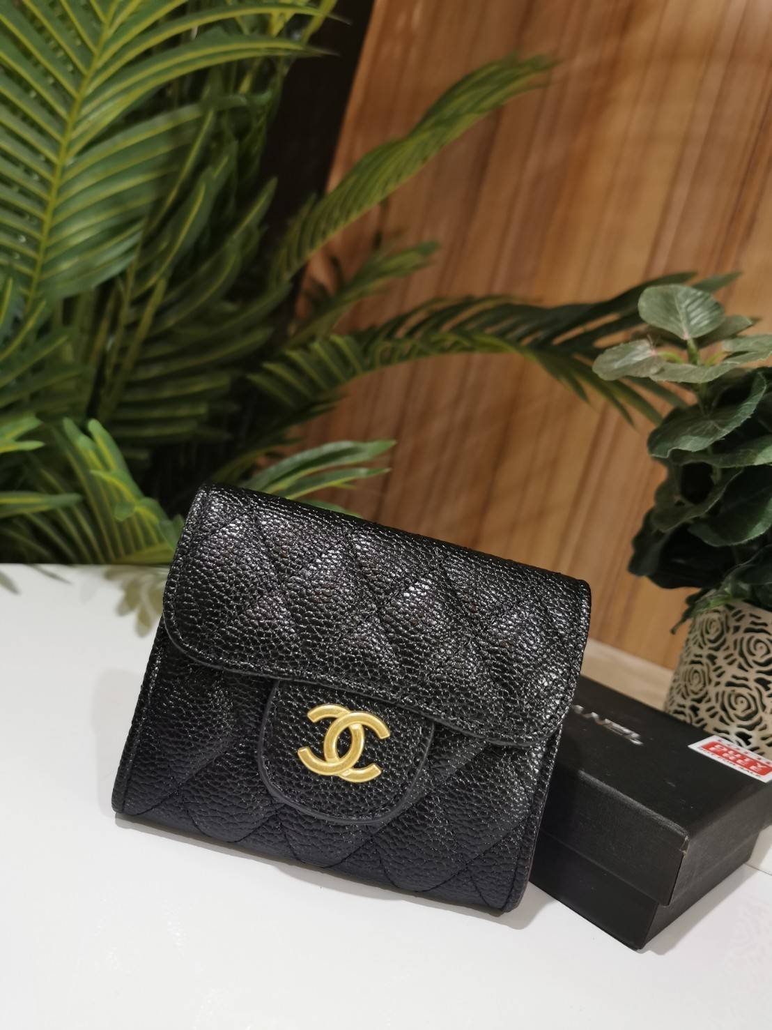 CHANEL BLACK CAVIAR BAG VIP GIFT WITH PURCHAS-GWP พรีเมี่ยมกิ้ฟ Chanel Lotte Duty Free! รุ่นยอดนิยมไอเท็มฮิตวัสดุหนังคาเวียร์สวยคลาสสิคเปิดปิดด้วยฝาปิดกระดุมด้านหน้ามีโลโก้แบรนด์อะไหล่ทองสวยหรูดูดีมาพร้อมสายโซ่ทองร้อยหนังจะสะพายไหล่ หรือ Crossbody ก็ดูดี 