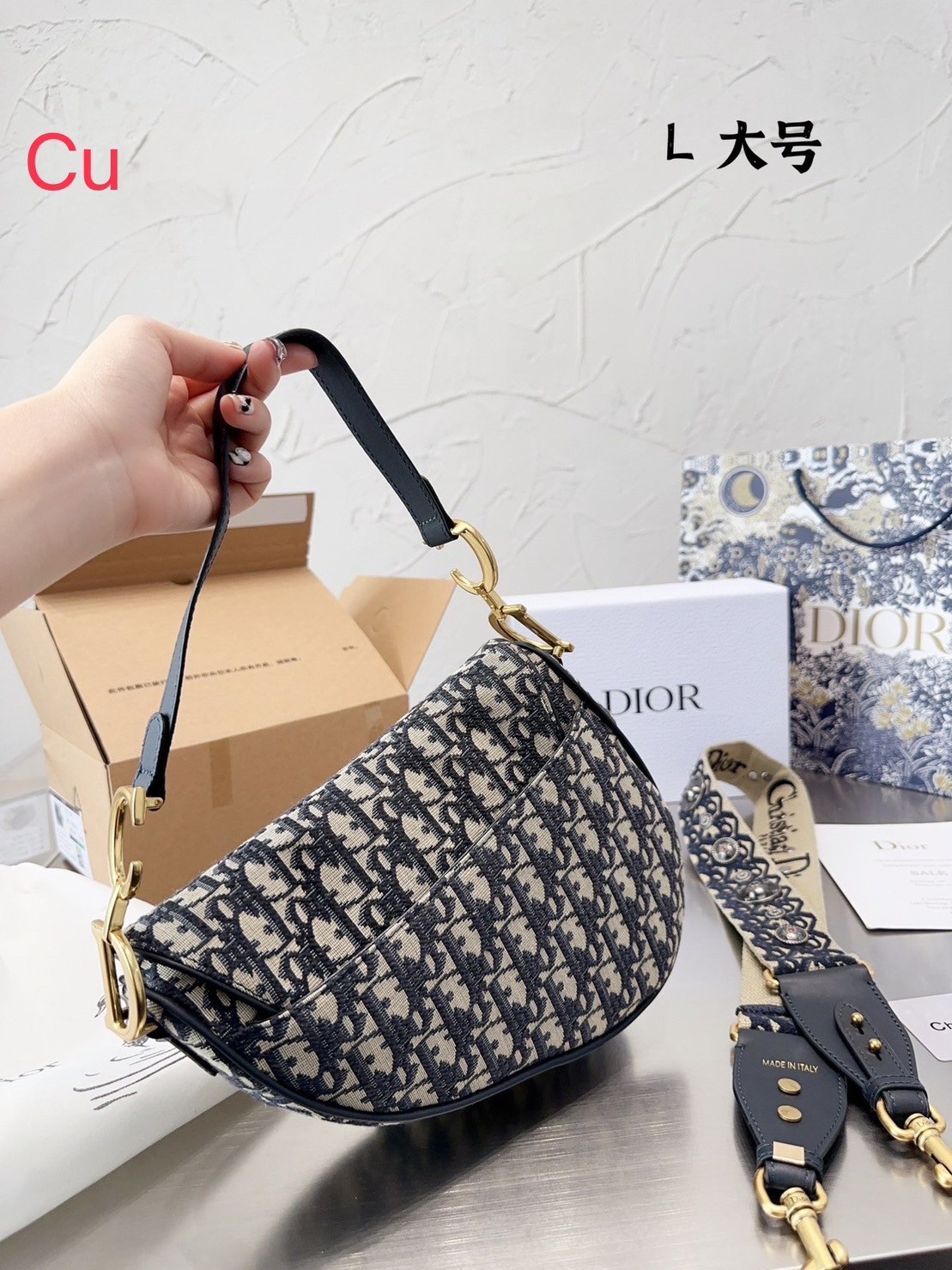 DIOR Saddle Bag with Strap 10" **รอบราคาพิเศษ** มาพร้อมสายครอสบอดี้สุดคุ้ม ไม่ได้รอบนี้คือพลาดน้า (ปกติสายยาวขายแยกนะคะ) กระเป๋ารุ่นยอดนิยม งานผ้าแจ็คการ์ดลาย Oblique ลูกเล่นห้อยด้วยตัวอักษร D ตรงหูหิ้วมีกิมมิค CD สีทอง