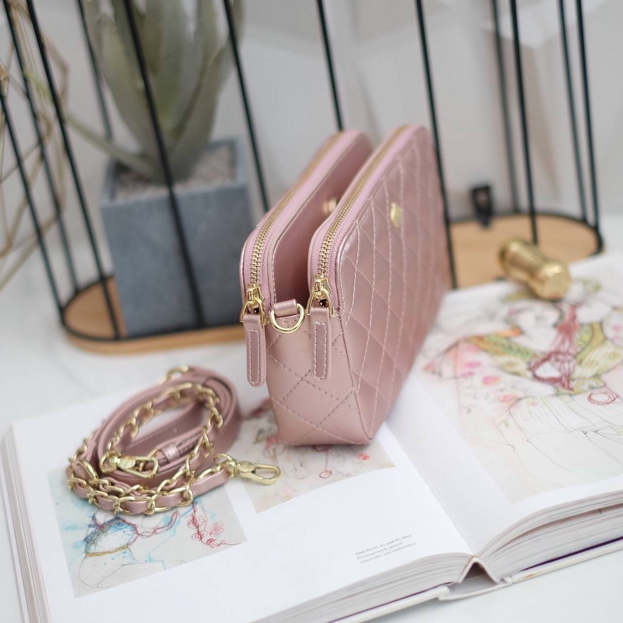 💥รุ่นขายดี มาเพิ่มแล้วค่า KEEP Carla รุ่นขายดีที่สุด ทรง น่ารักสุดๆ 💙 พร้อมสีCollection ใหม่ ‘’Blink Blink glitter ‘’ มีให้เลือกถึง 3 สี : Blink Blink glitter in Pink // Blink Blink glitter in Grey // Blink Blink glitter in Brown 👍