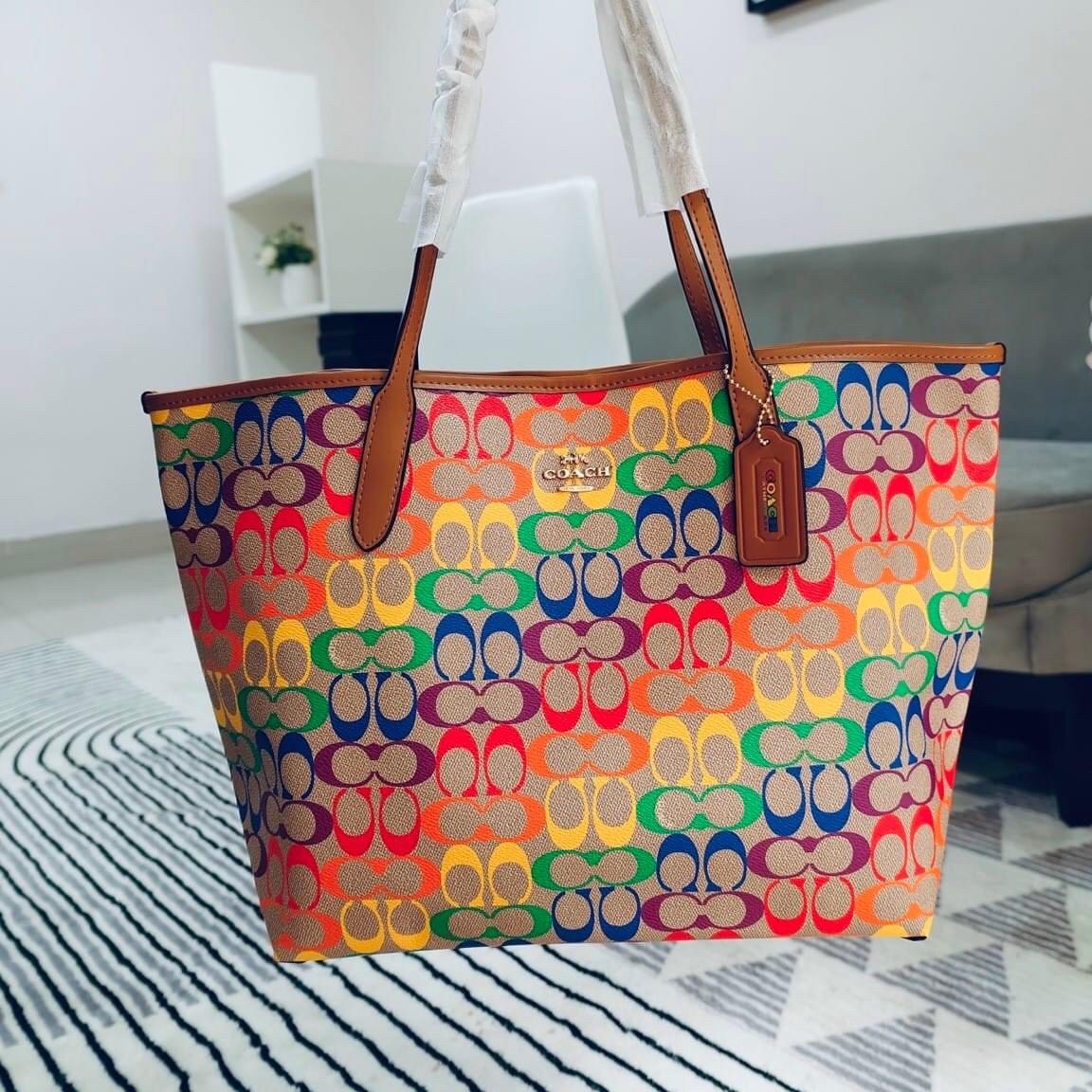 COACH CITY TOTE IN RAINBOW SIGNATURE CANVAS C4181 กระเป๋าสะพายข้างทรงโท้ทใบใหญ่ หนังลาย C สกรีนลายโค้ช รุ่นนี้ ปากกระเป๋าไม่มีชิป มีกระดุม แม่เหล็ก ด้านในมีช่องซิปไว้ใส่กระเป๋าเงินได้คะ เป็น รุ่นยอดนิยมคะ จุของได้เยอะมาก
