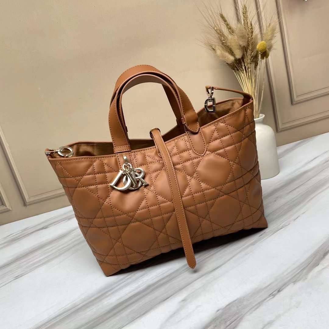 MEDIUM 30cm DIOR TOUJOURS BAG Macrocannage Calfskin / DIOR Tote Bag ออริ 1:1 พร้อมส่ง 5 สี กระเป๋าสะพายทรงโท้ท จุของได้เต็มที่ รูปทรงคลาสสิค หนังสวย หรูหราเกินราคา