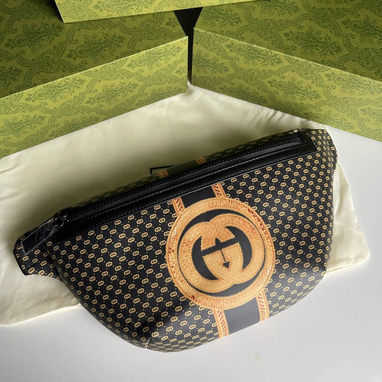 หนังแท้ GUCCI BELT BAG / GG BELT BAG กระเป๋าคาดอก/คาดเอว รุ่น Unisex ใช้ได้ทั้งหญิงชาย ภายในเป็นช่องโล่งกว้าง ใบใหญ่ขนาดมาตรฐานจุของได้เยอะ สายสะพายปรับได้ตามตัว ใบจริงเห็นแล้วหลงรัก คุ้มค่าที่สุด อีกรุ่นหนึ่งที่หลายคนตามหา งานออริสวยมาก ทำจากหนังแท้ สามา