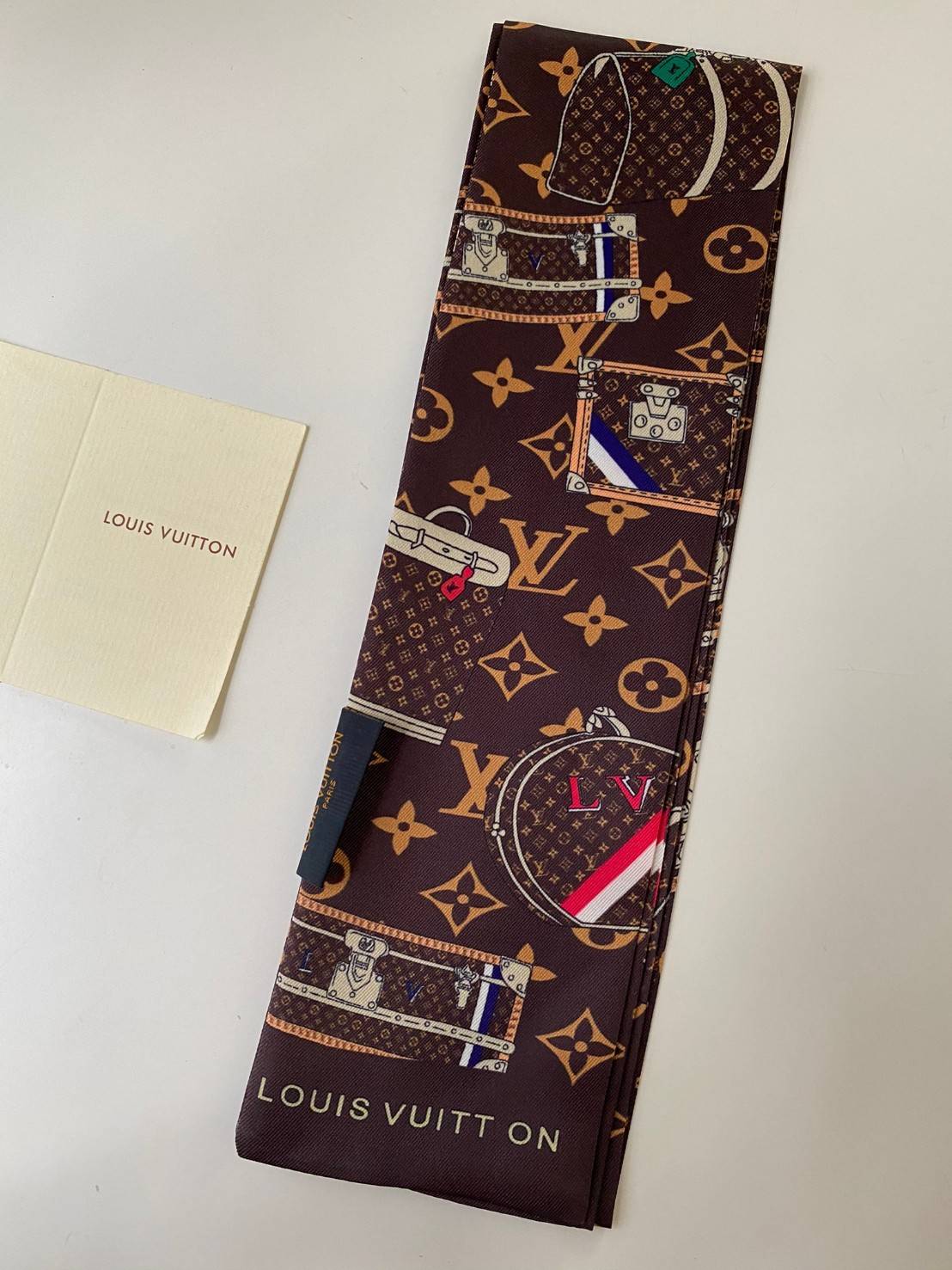 พรีเมี่ยมกิ๊ฟแท้ 100% 】พร้อมส่งที่ไทยที่นี่ที่เดียว CHANEL & LOUIS VUITTON TWILLY SCARF SILK ใช้งานได้อเนกประสงค์ หลากหลายตามไอเดีย