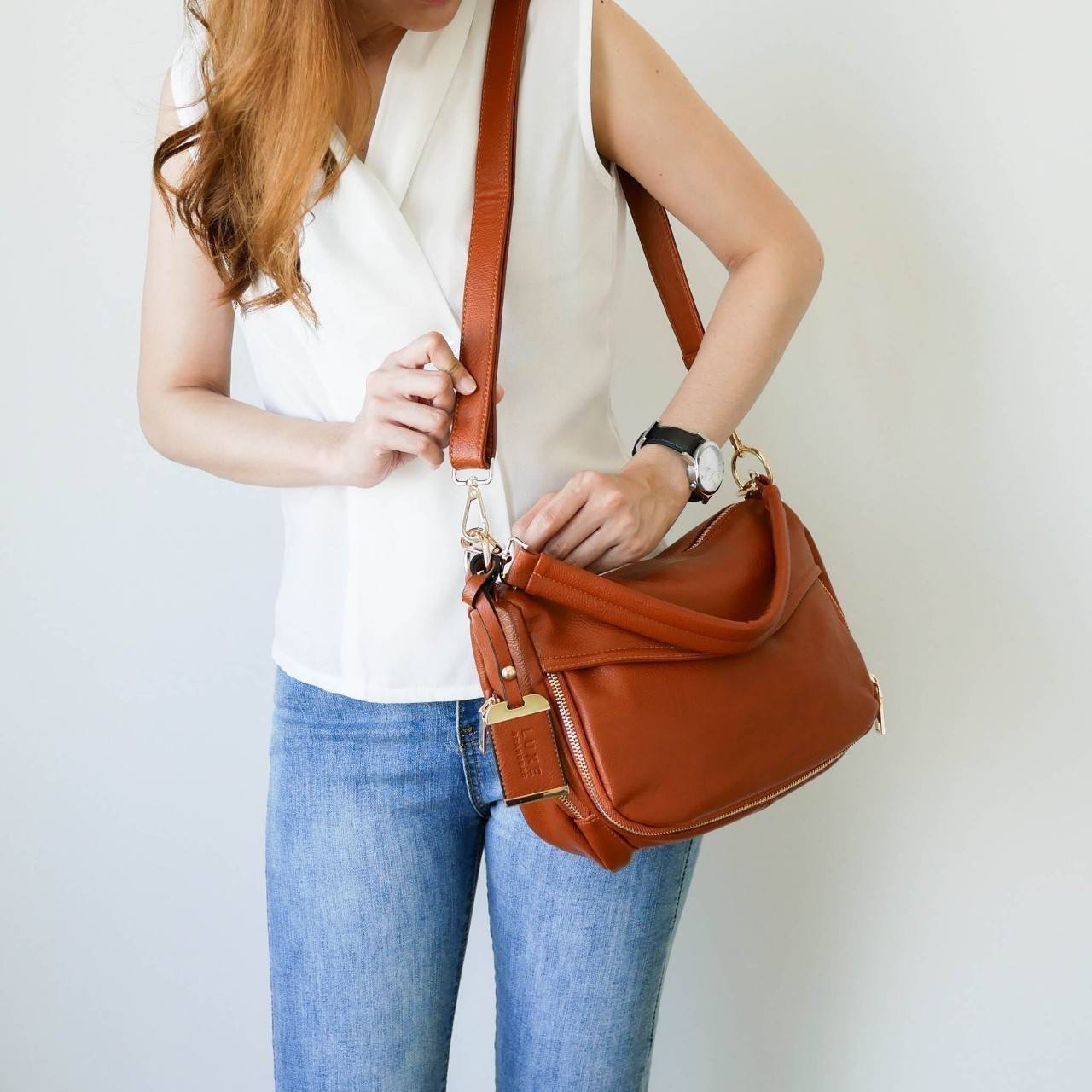 กระเป๋าถนอมสุขภาพไหล่ ใหม่ล่าสุดให้คุณได้ช้อปก่อนใคร Healthy bag จาก Luxe Light shoulder city bag กระเป๋าสะพายที่กล้าพิสูจน์ความเบา ดีต่อใจ สายสะพายไหล่เพิ่มความกว้าง ช่วยในการถ่ายเทน้ำหนัก ภายในบุผ้าเบาบางพิเศษ แต่ยังทนทานและไม่บกพร่องเรื่องฟังค์ชั่นใช้ง